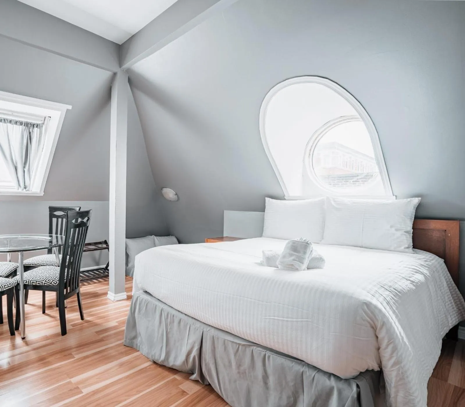 Bed in Hotel de Paris Montreal