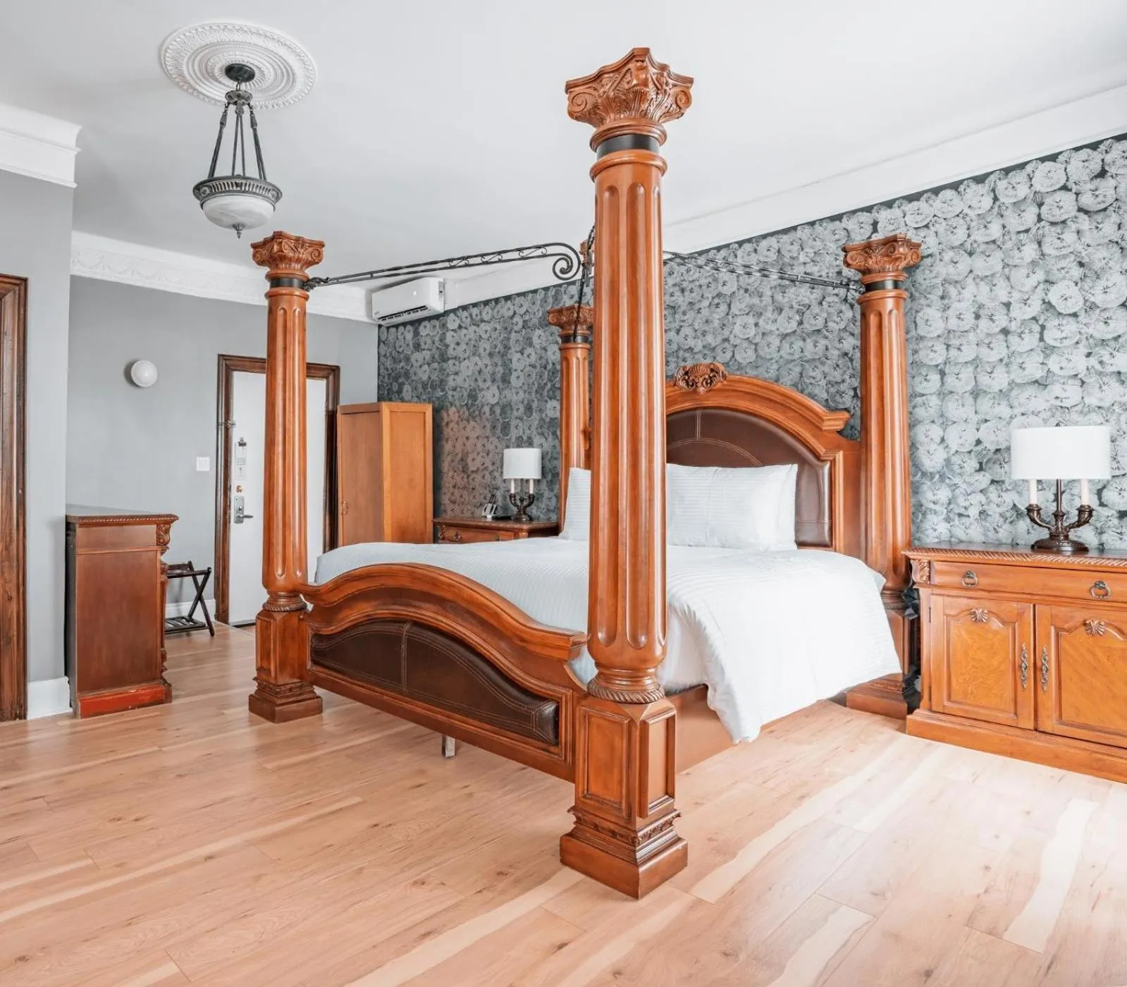 Bed in Hotel de Paris Montreal