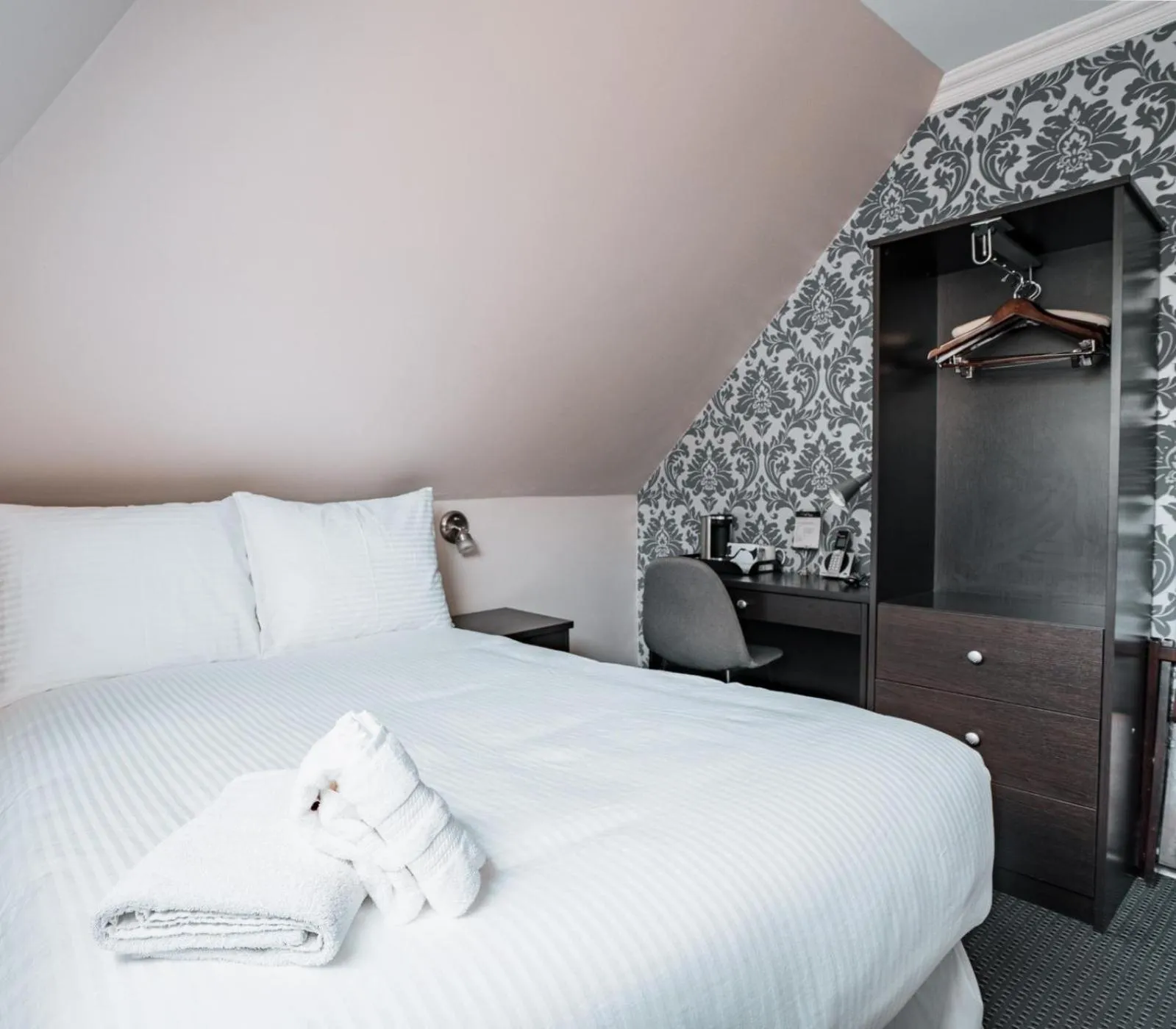 Bed in Hotel de Paris Montreal