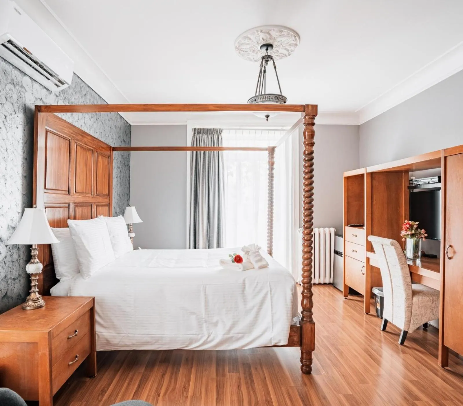 Bed in Hotel de Paris Montreal