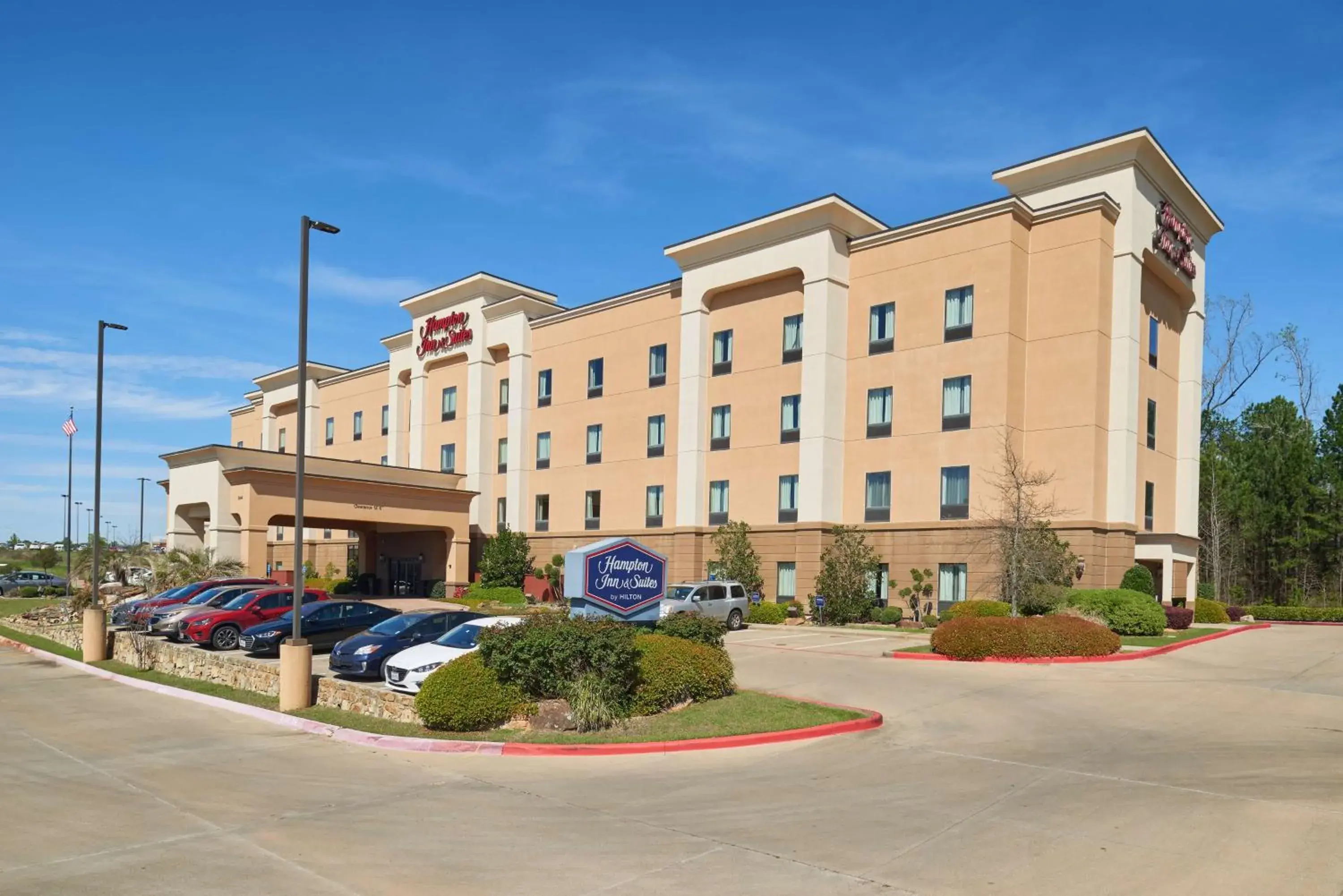 Property building in Hampton Inn & Suites Longview North Property building in Hampton Inn & Suites Longview North
