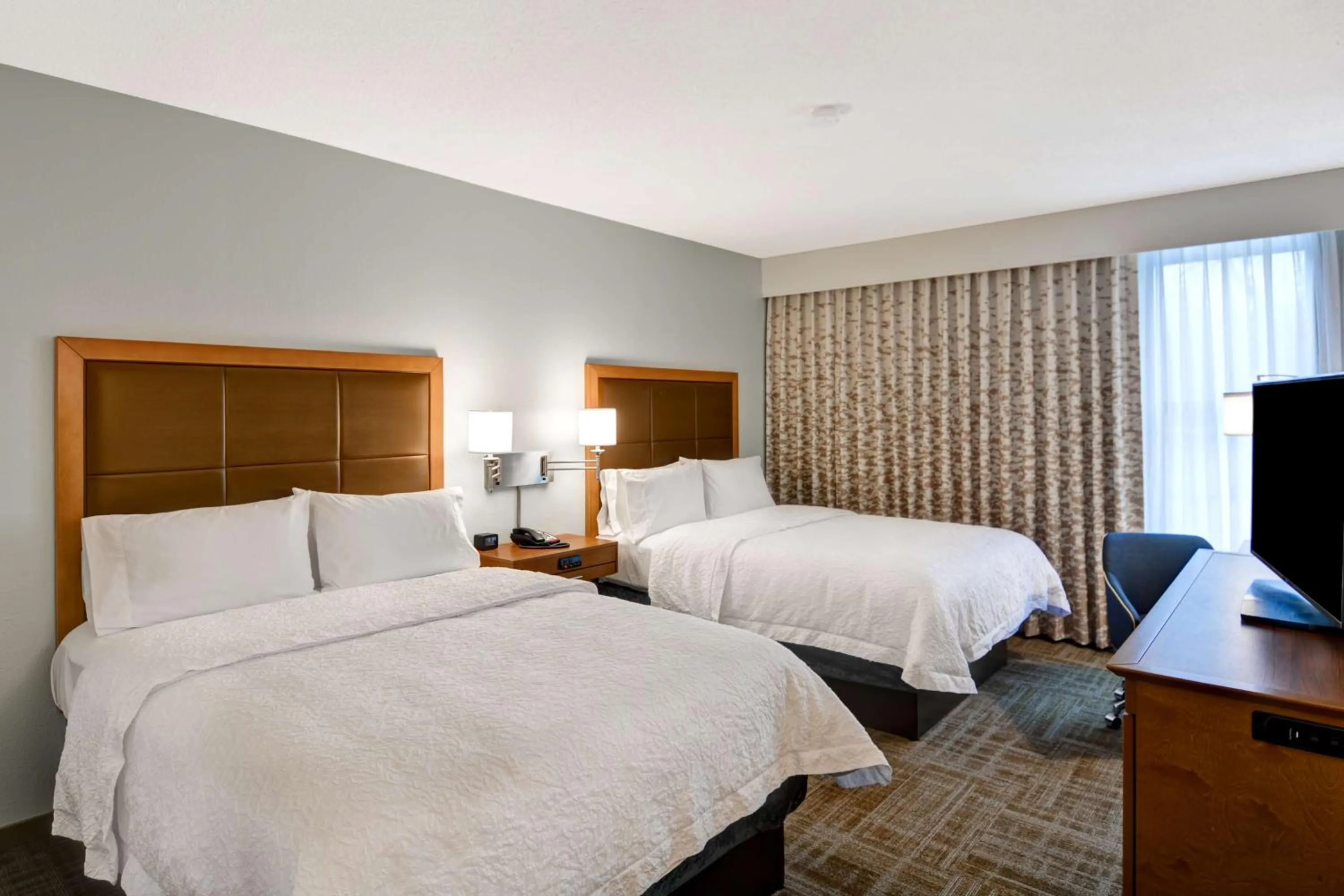 Bedroom, Bed in Hampton Inn State College