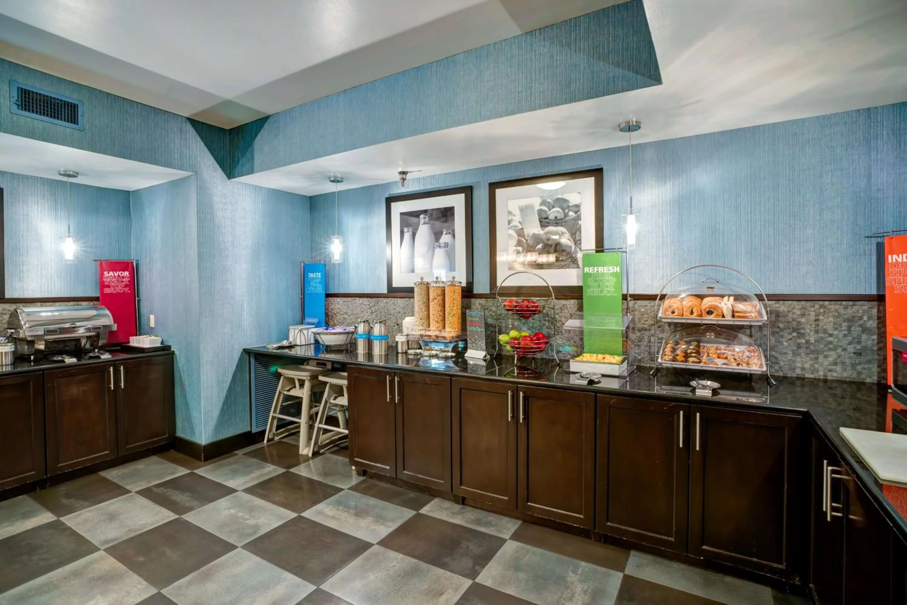 Dining area in Hampton Inn State College