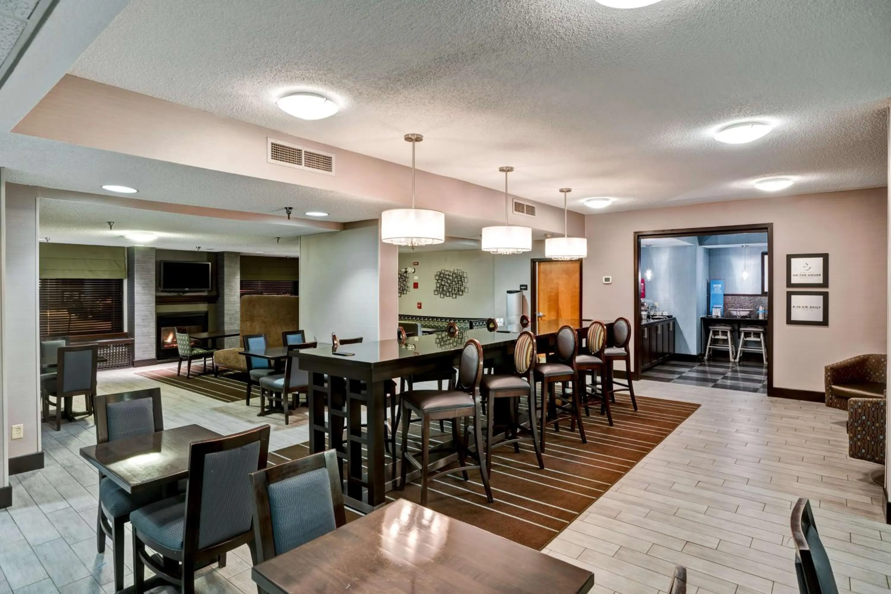 Dining area in Hampton Inn State College