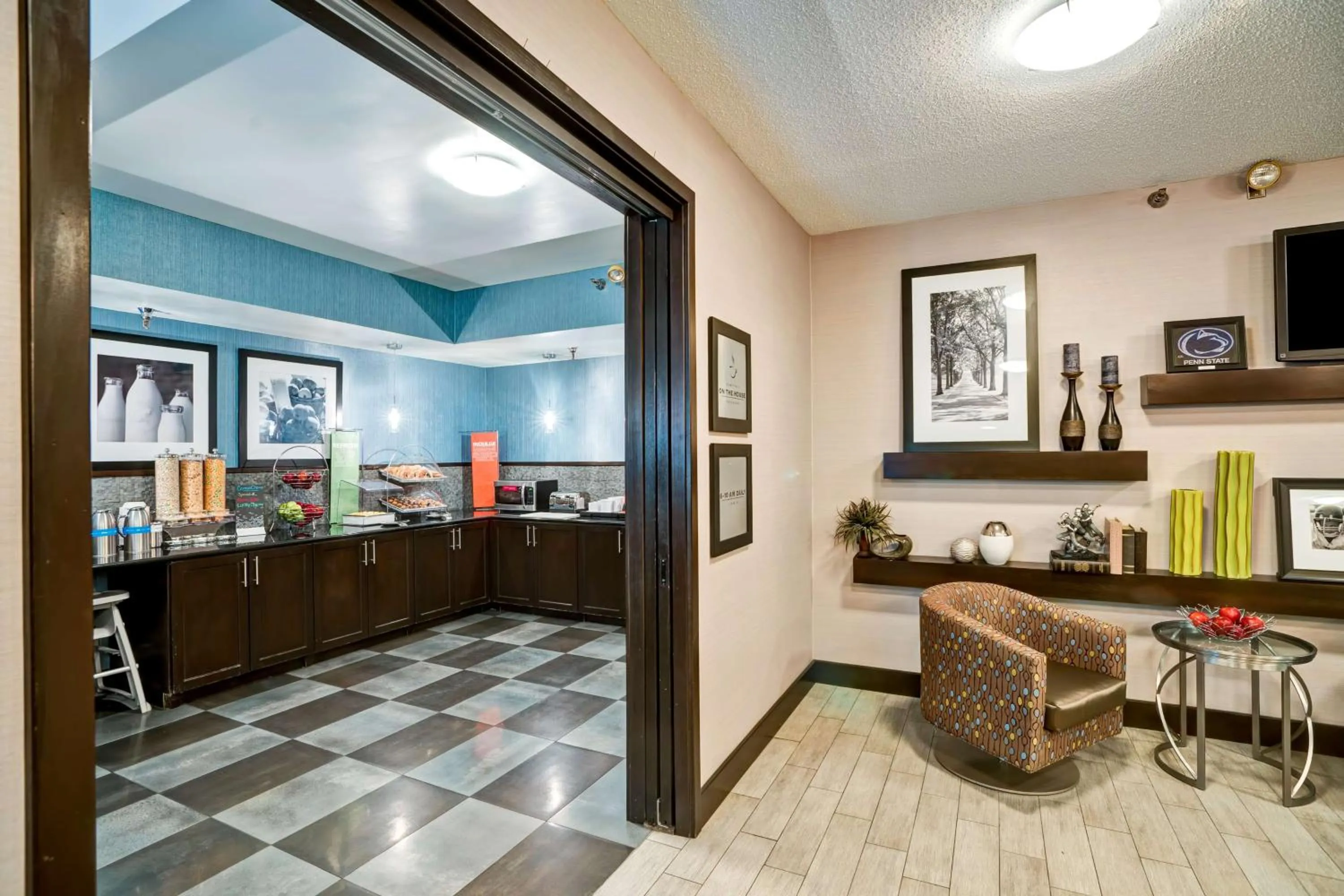 Dining area in Hampton Inn State College