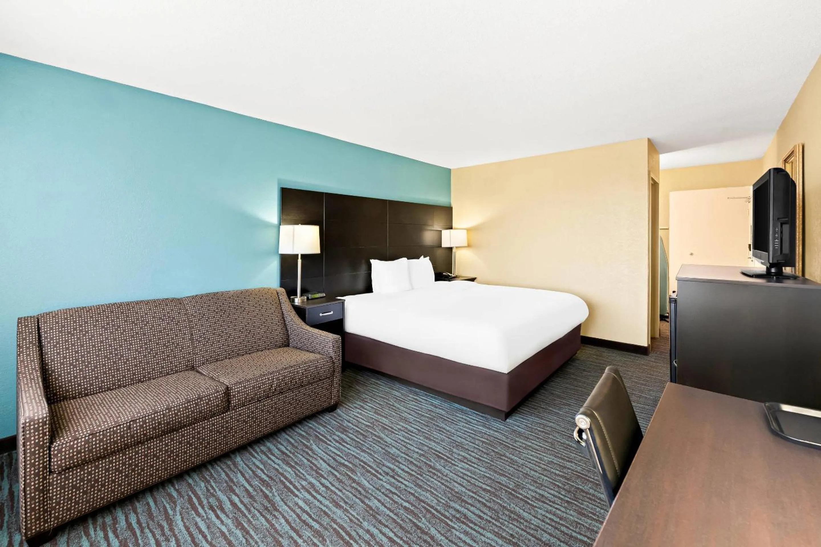 Bedroom, Bed in Quality Inn Dayton Airport