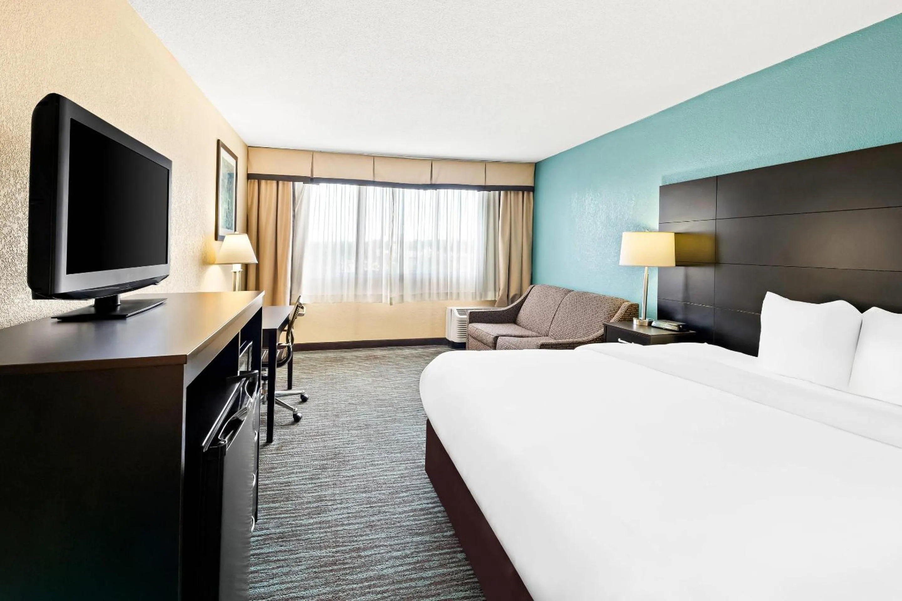 Bedroom, Bed in Quality Inn Dayton Airport