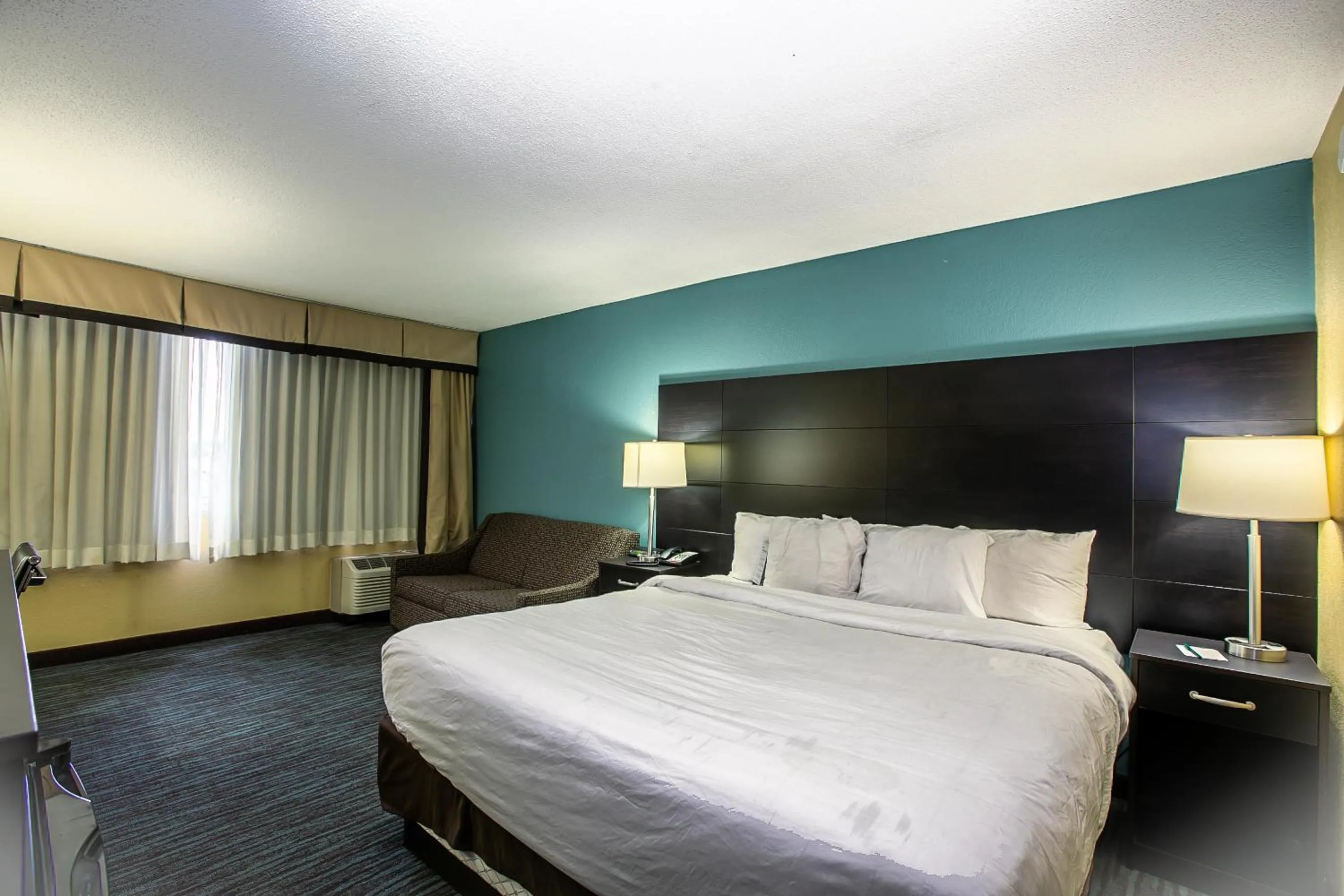 Bedroom, Bed in Quality Inn Dayton Airport