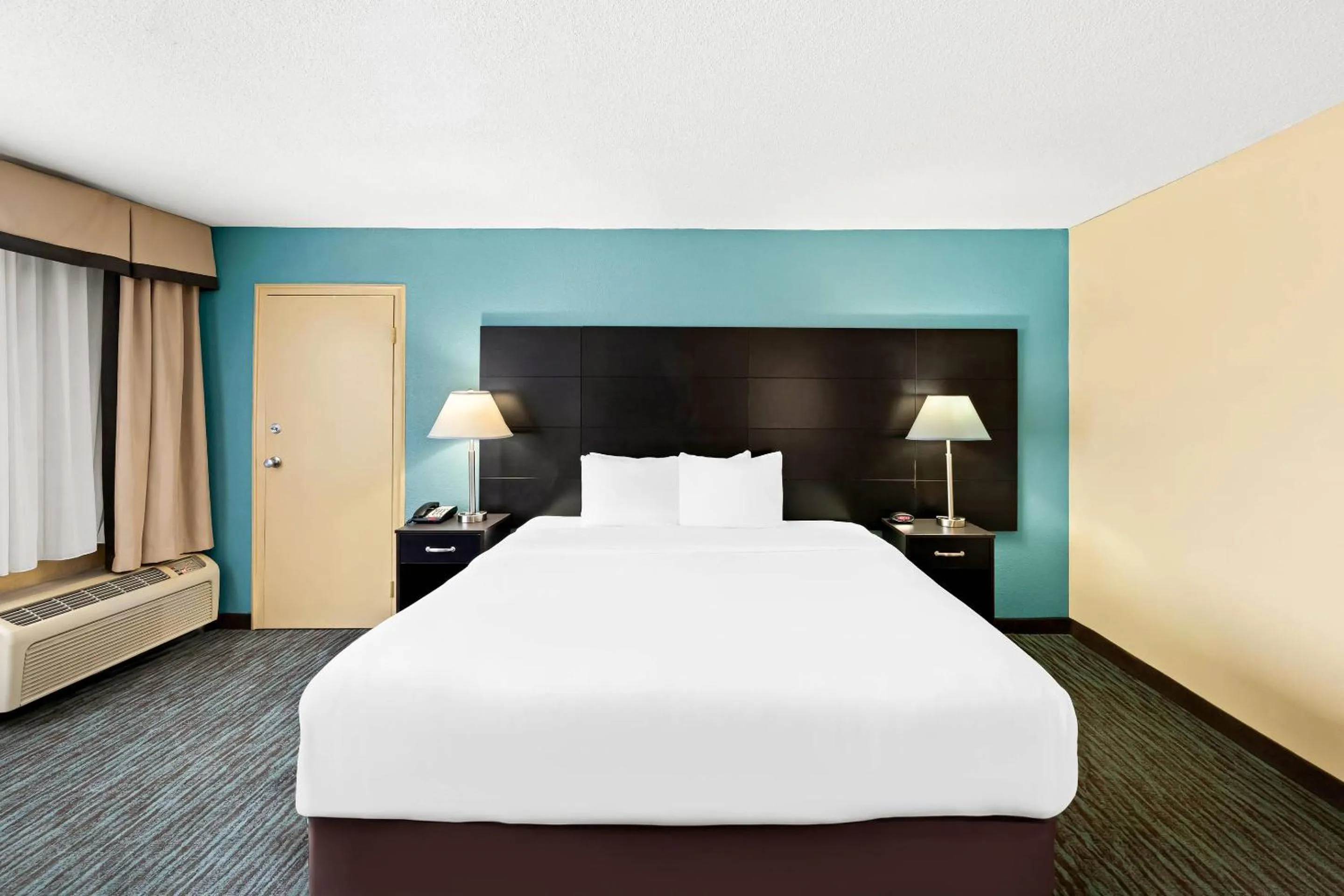 Bedroom, Bed in Quality Inn Dayton Airport