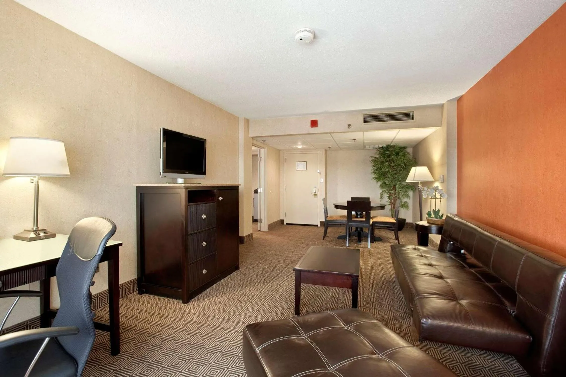 Living room in DoubleTree by Hilton Springfield