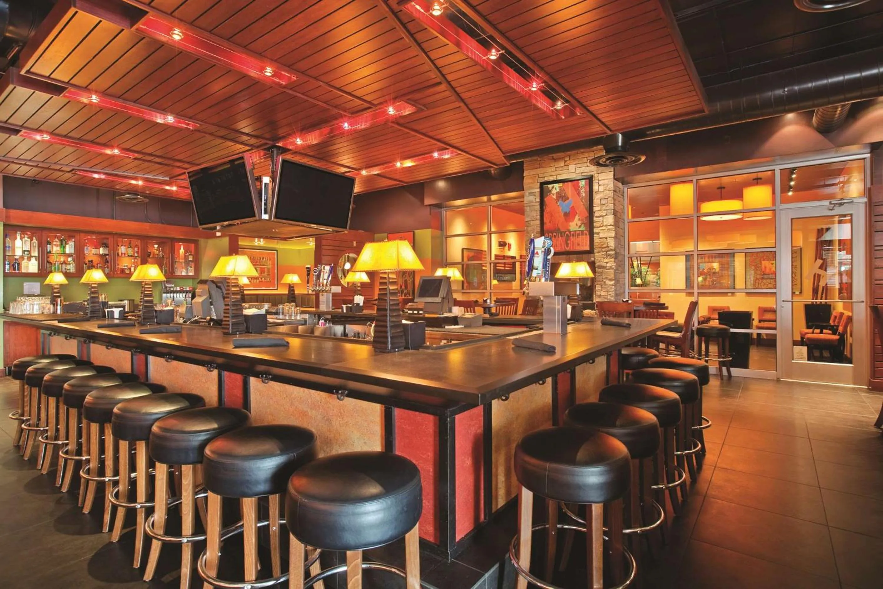 Lounge or bar in DoubleTree by Hilton Springfield