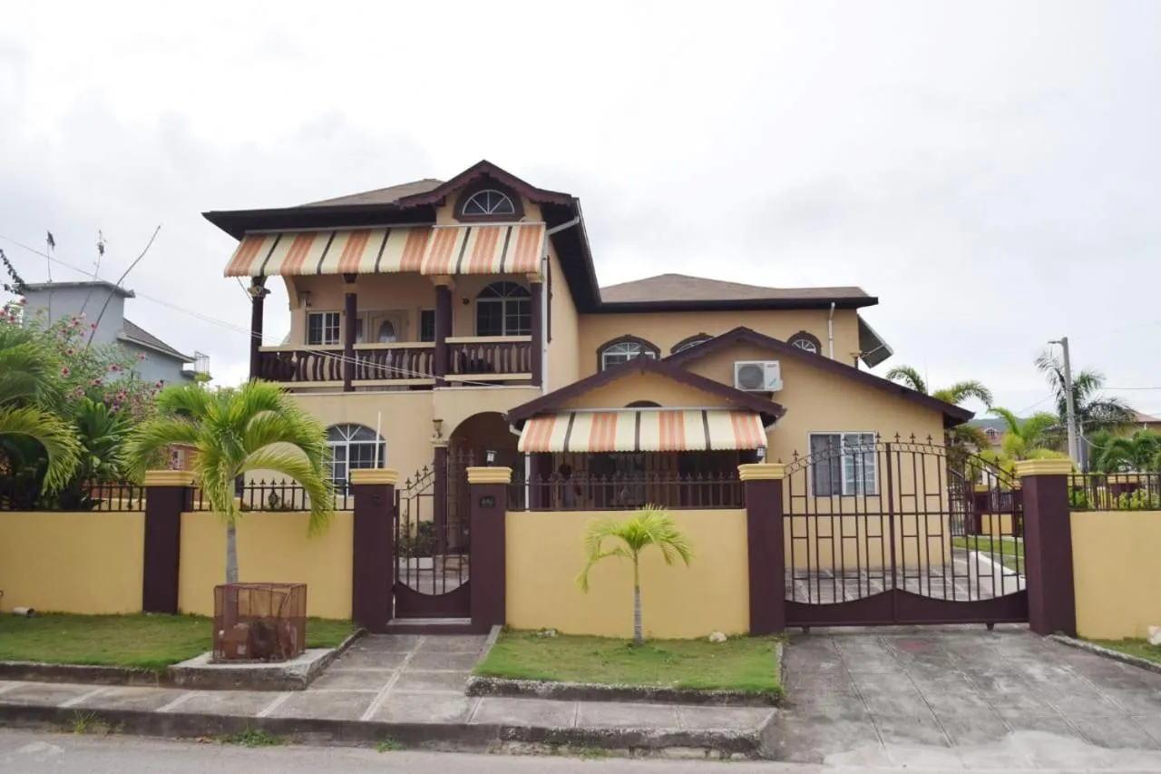 Two-Bedroom House in Rhyne Park Inn