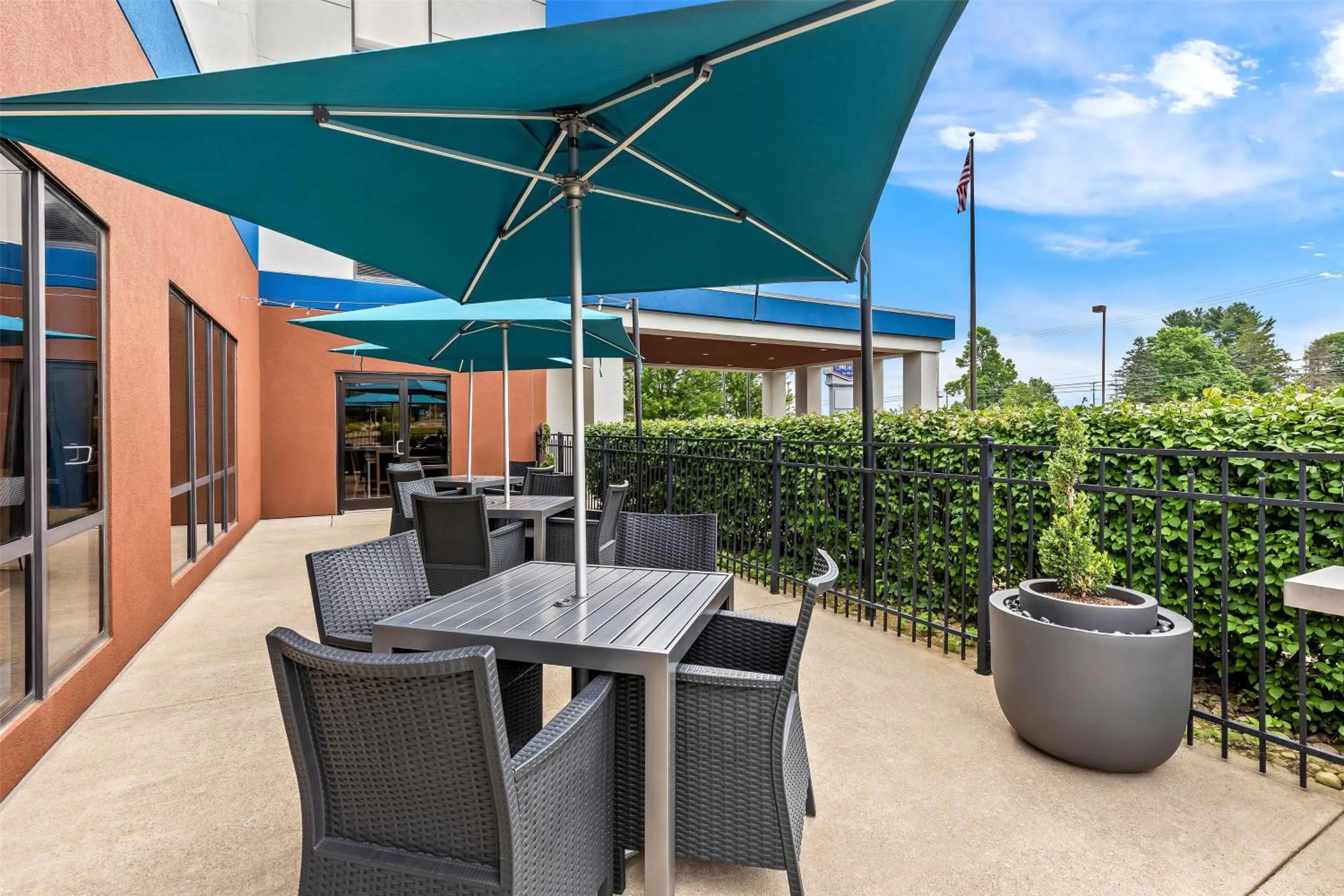 Patio in Hampton Inn & Suites Grove City