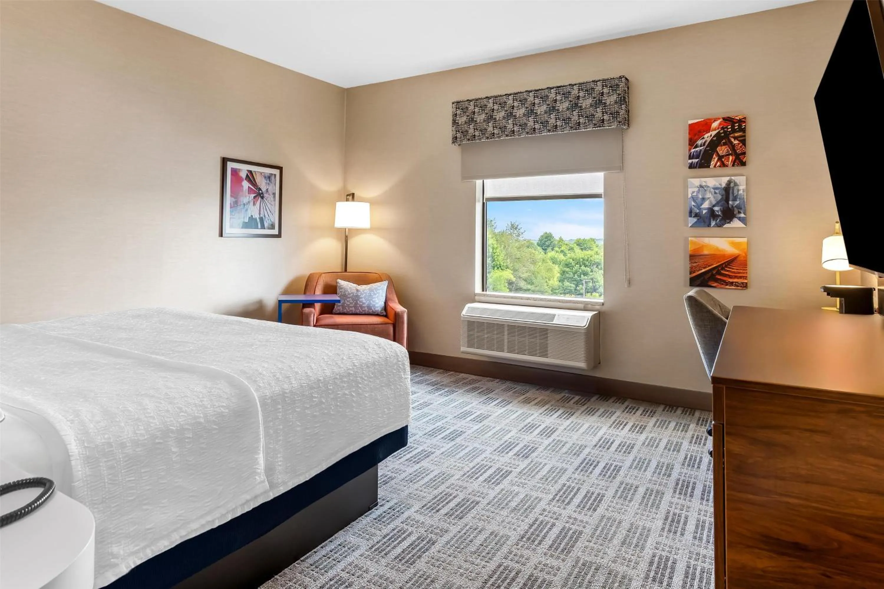 Bed in Hampton Inn & Suites Grove City