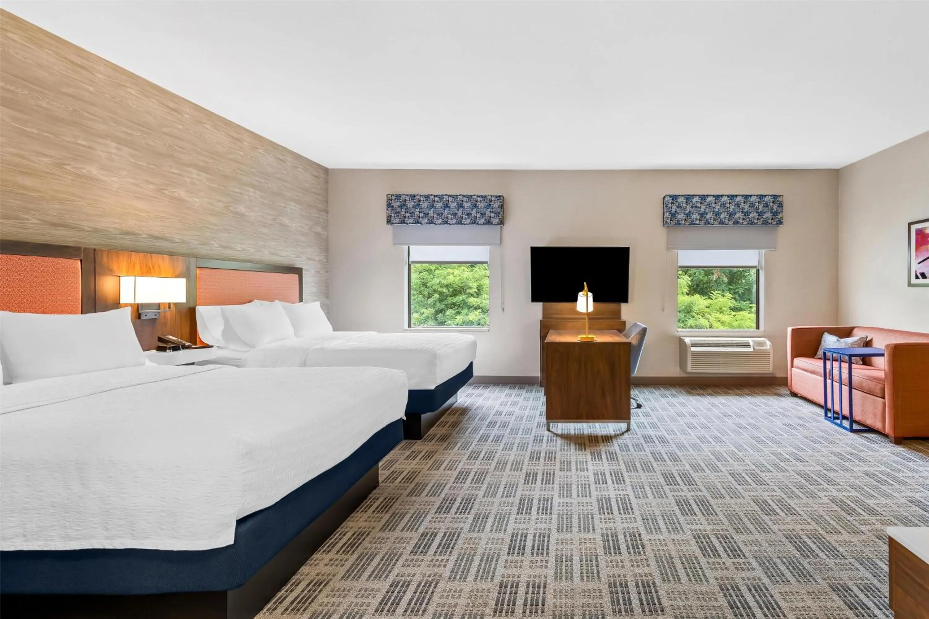 Living room, Bed in Hampton Inn & Suites Grove City