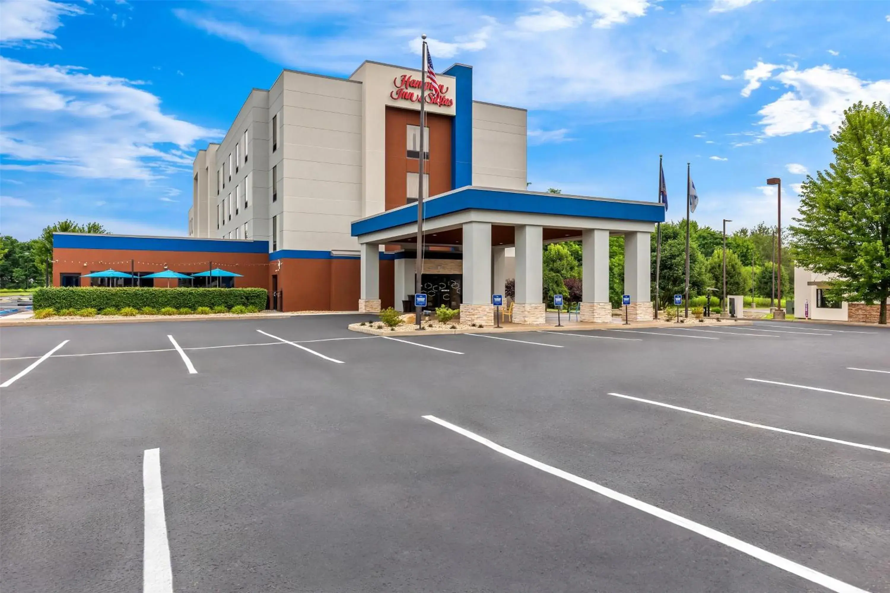 Property building in Hampton Inn & Suites Grove City Property building in Hampton Inn & Suites Grove City