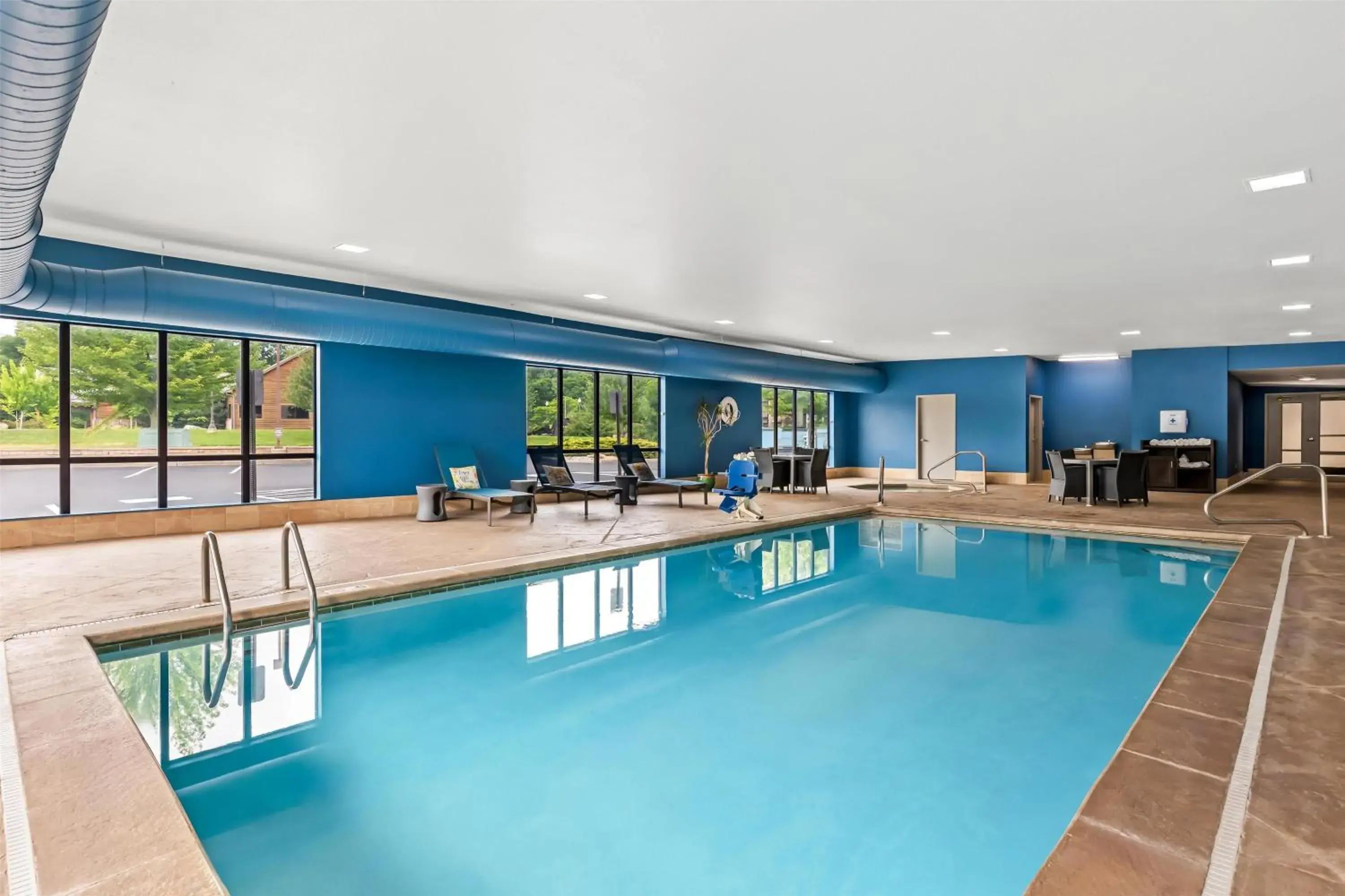 Pool view in Hampton Inn & Suites Grove City Pool view in Hampton Inn & Suites Grove City