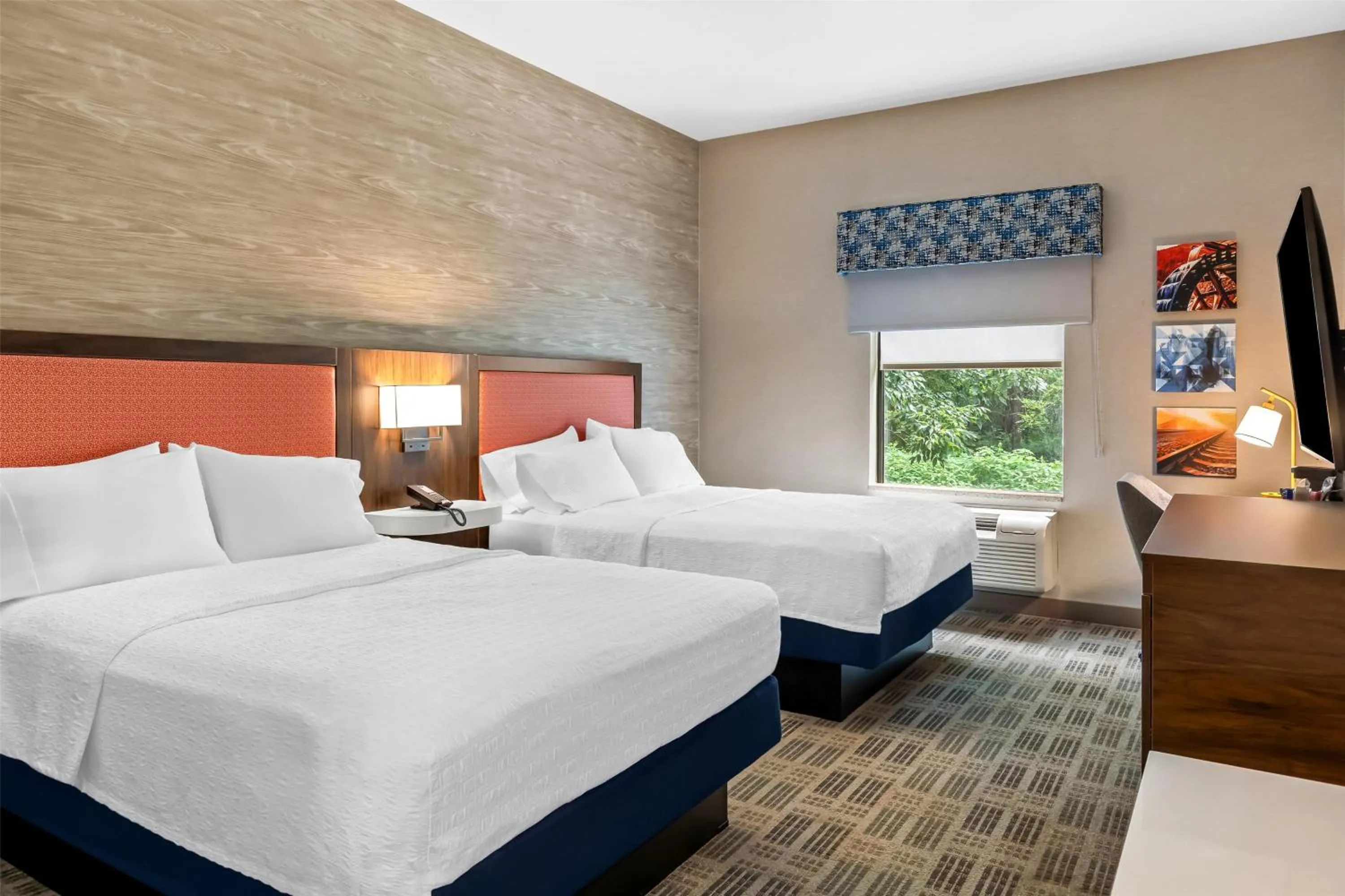 Bed in Hampton Inn & Suites Grove City