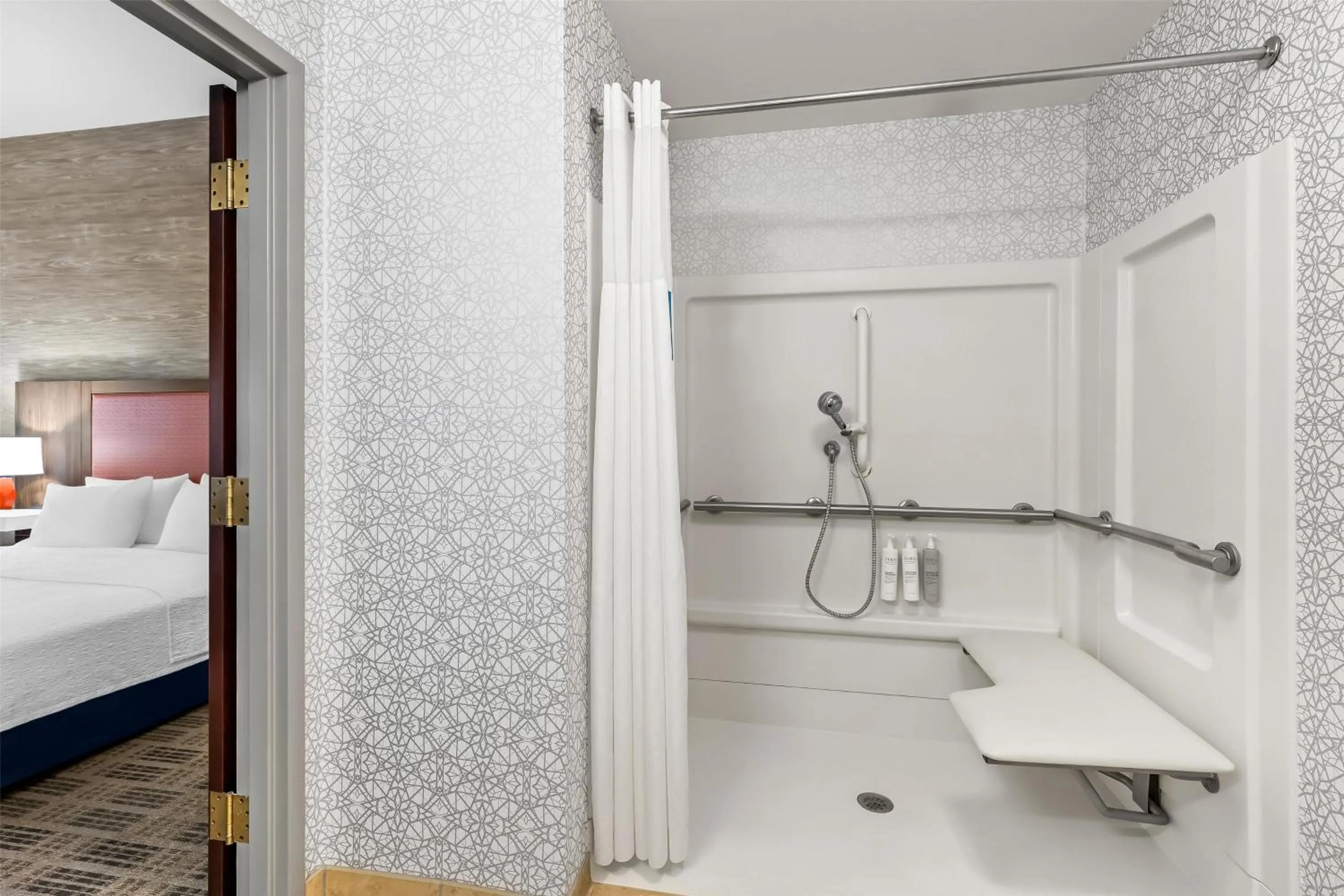 Bathroom, Bed in Hampton Inn & Suites Grove City