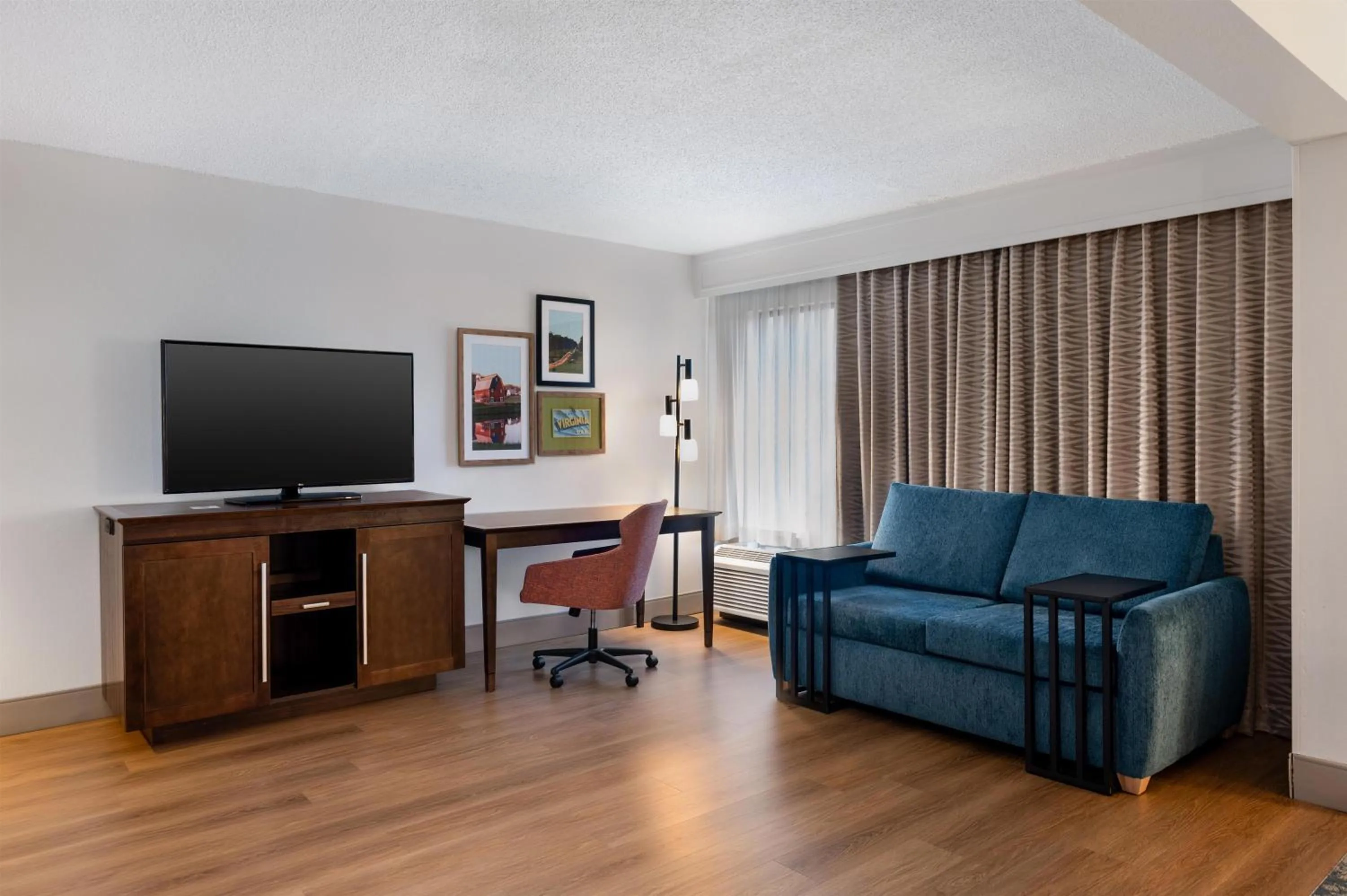 Living room in Hampton Inn South Hill