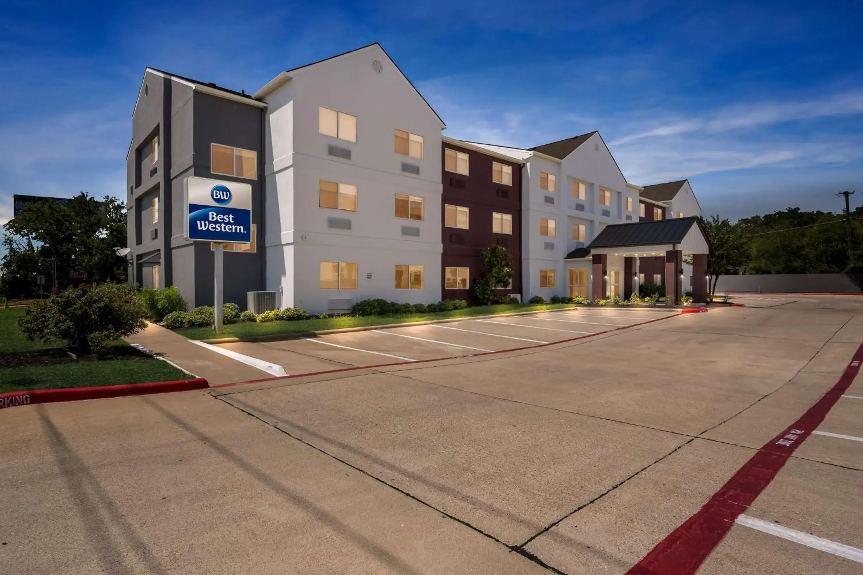 Property building in Best Western Bryan College Station Property building in Best Western Bryan College Station