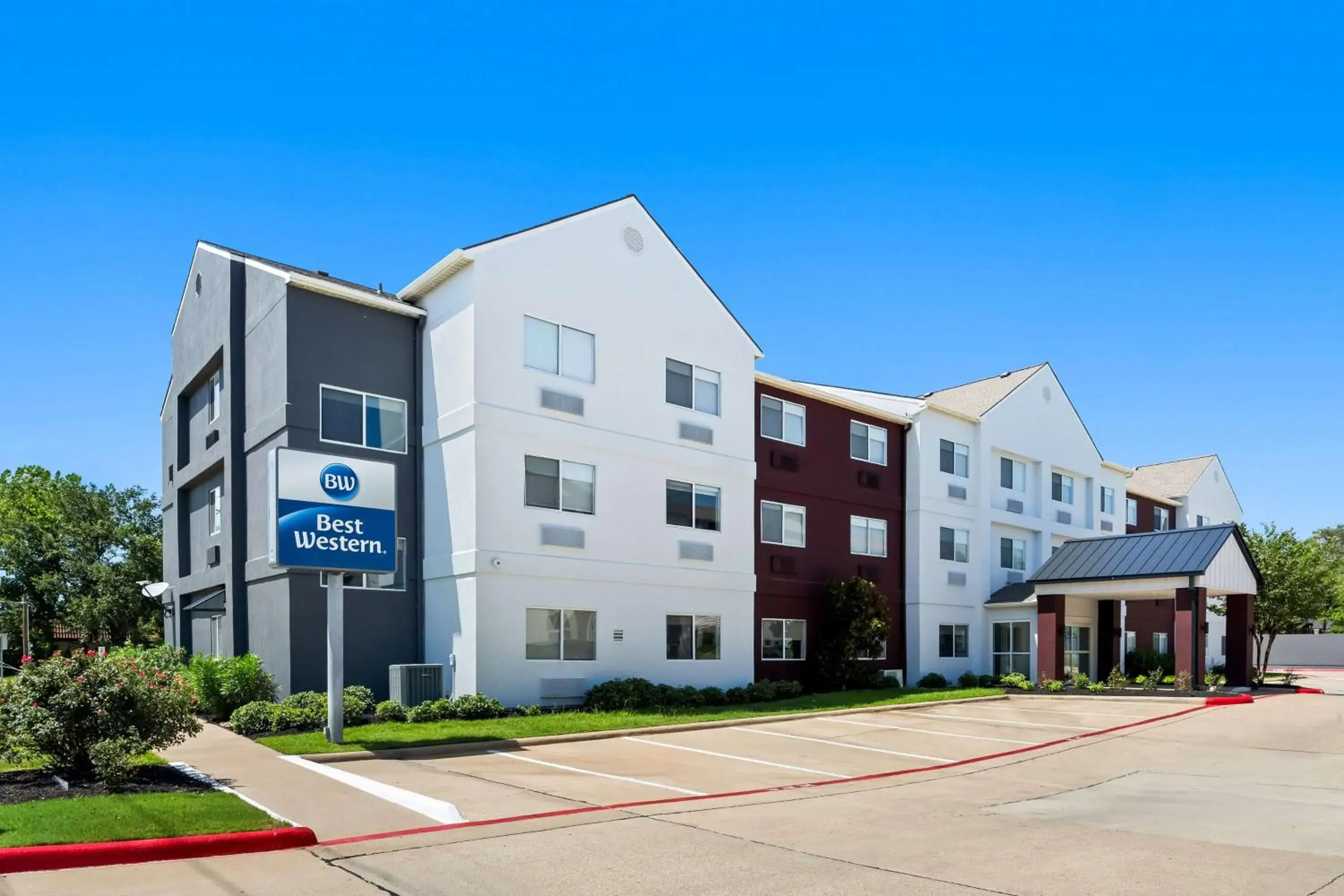 Property building in Best Western Bryan College Station Property building in Best Western Bryan College Station