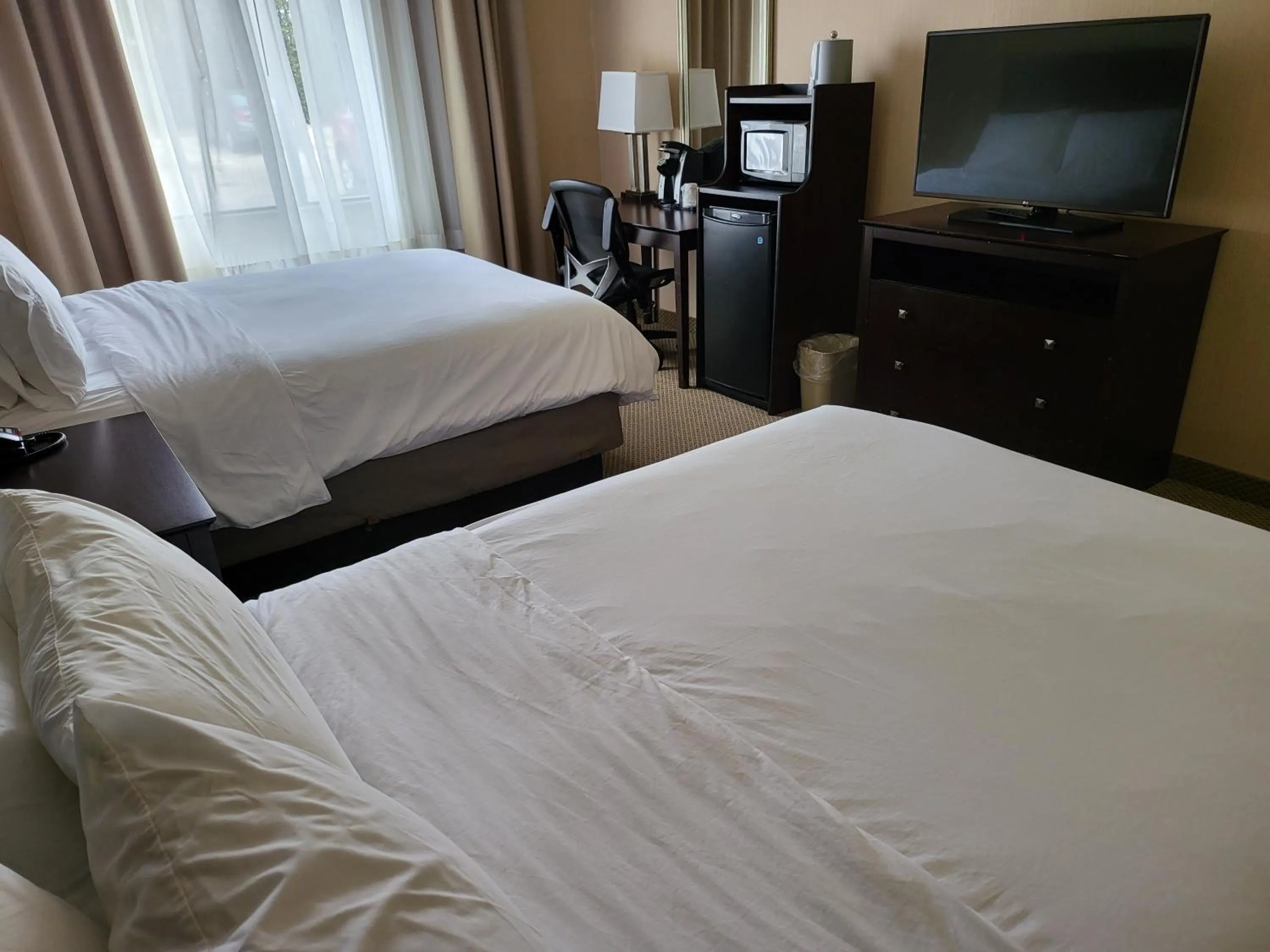 Photo of the whole room, Bed in Holiday Inn Express Hotel & Suites Tipp City by IHG