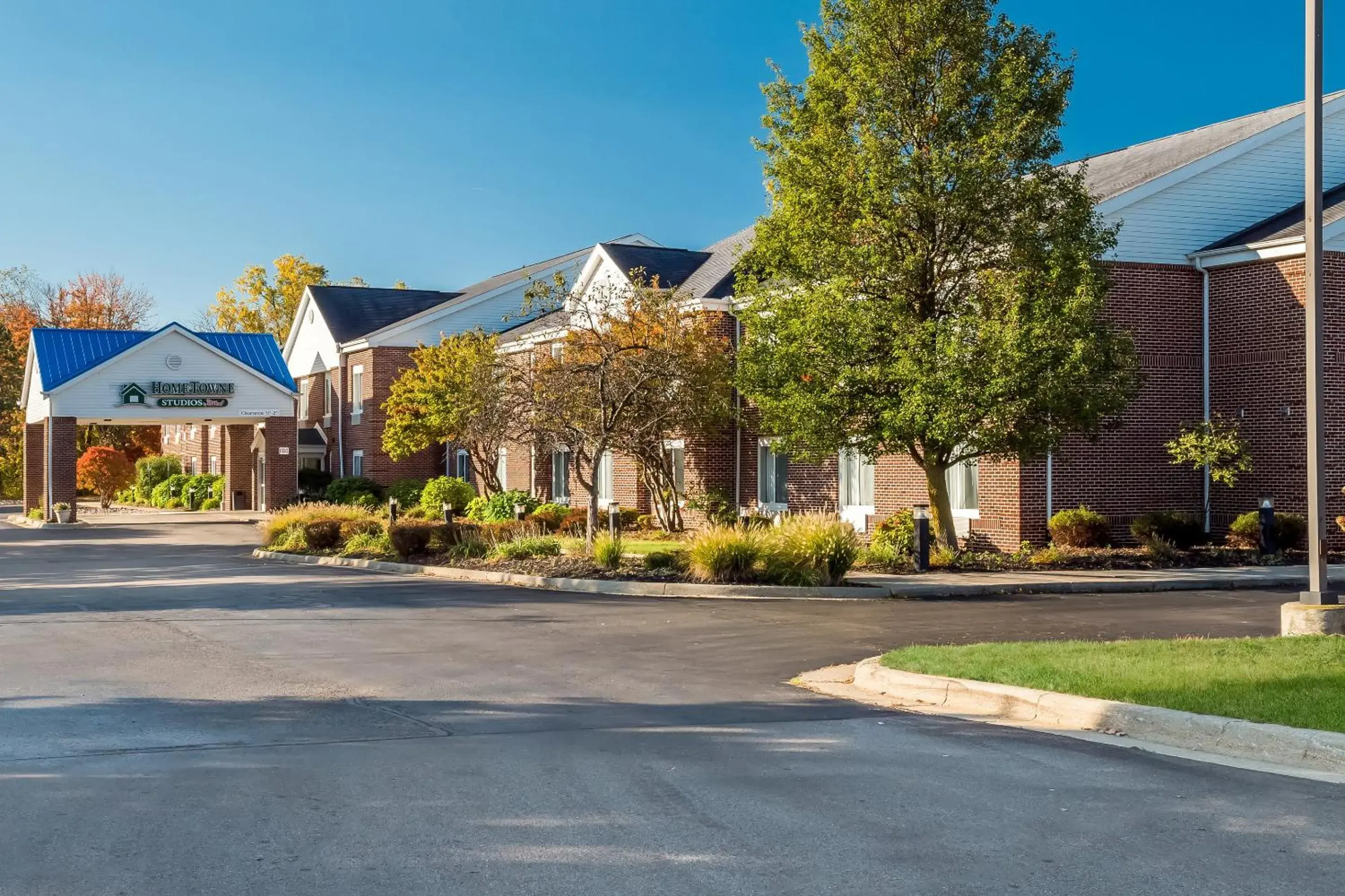 Property building in HomeTowne Studios by Red Roof East Lansing - Okemos Property building in HomeTowne Studios by Red Roof East Lansing - Okemos