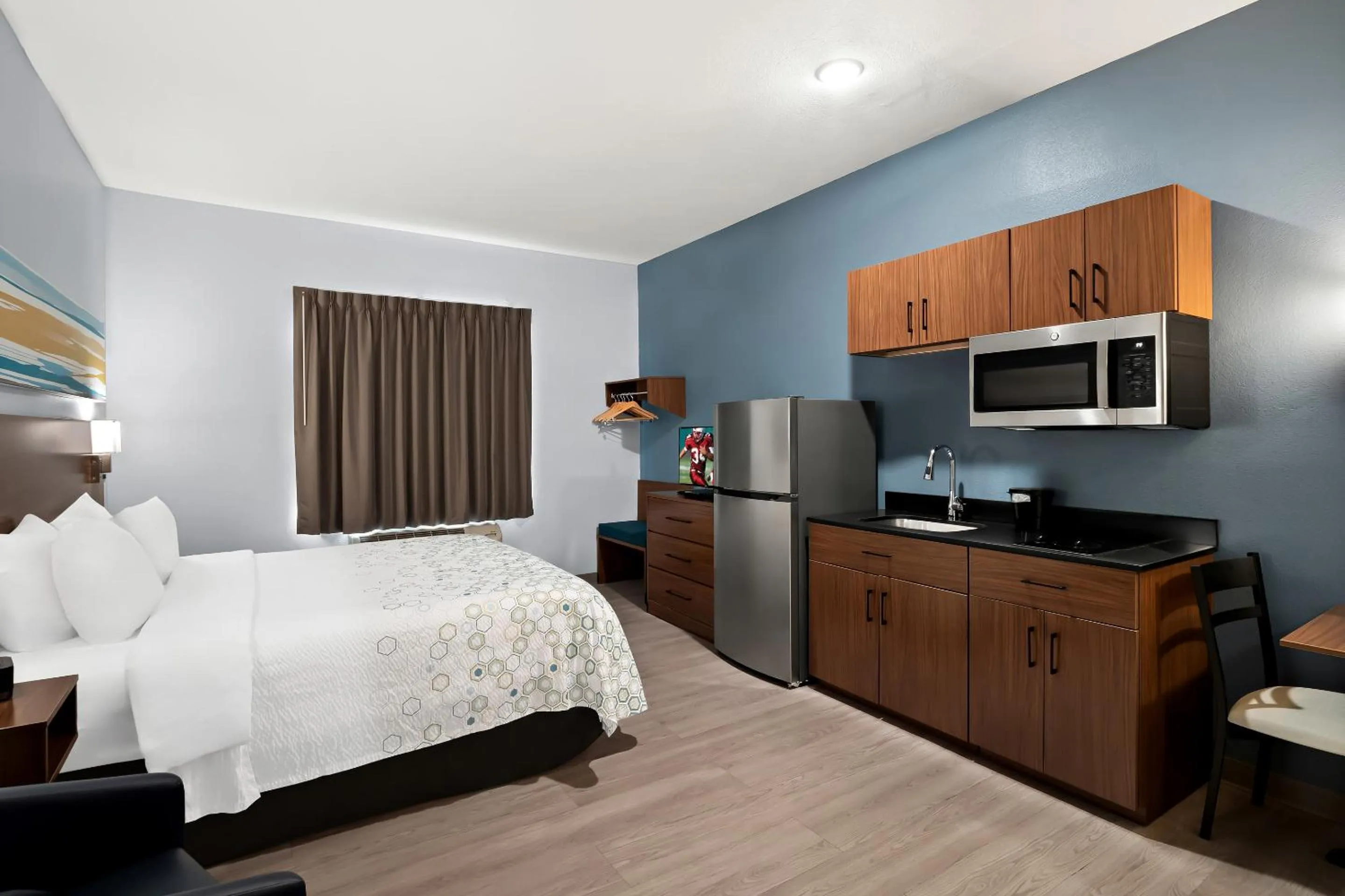 Photo of the whole room, Bed in HomeTowne Studios by Red Roof East Lansing - Okemos