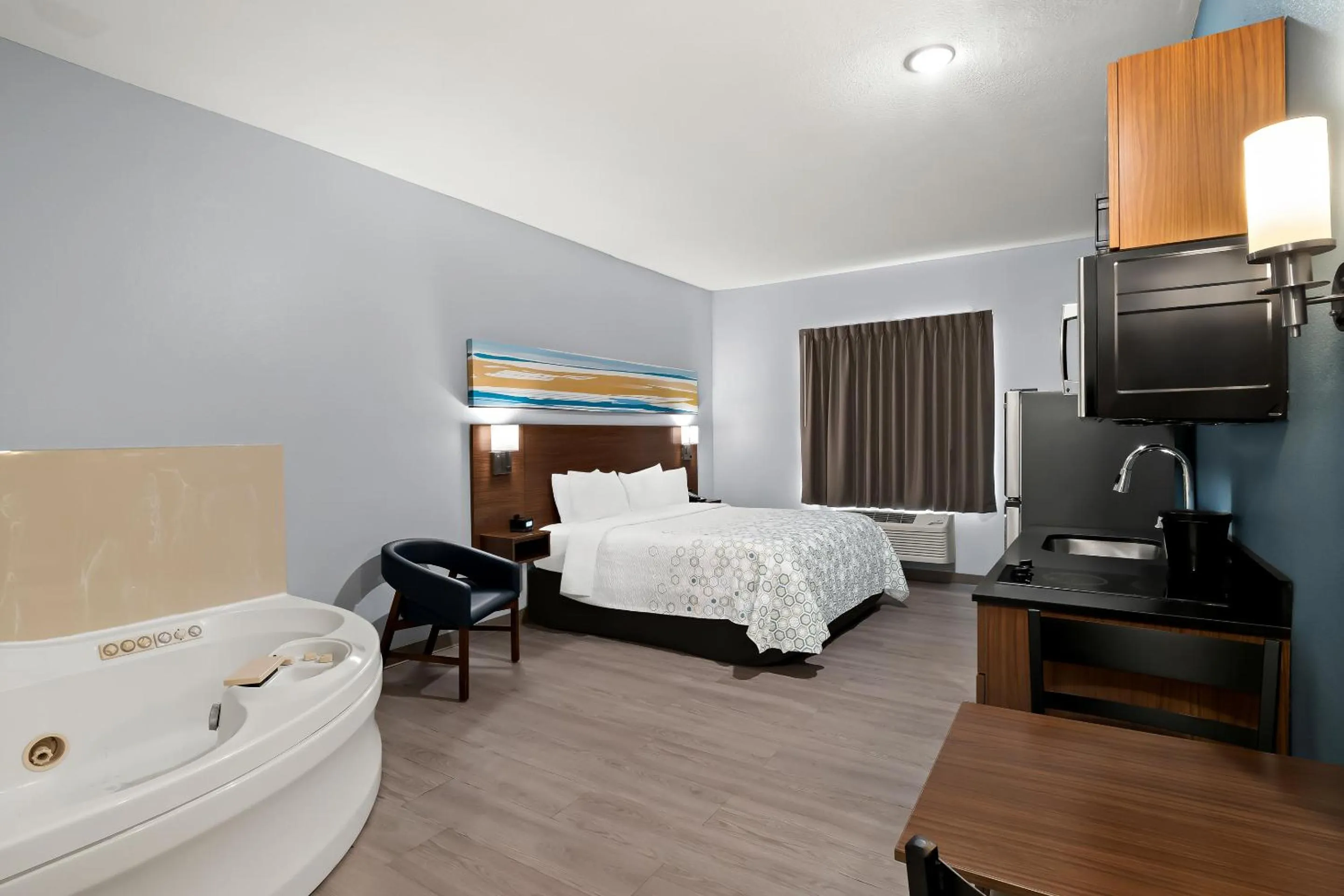 Photo of the whole room, Bed in HomeTowne Studios by Red Roof East Lansing - Okemos