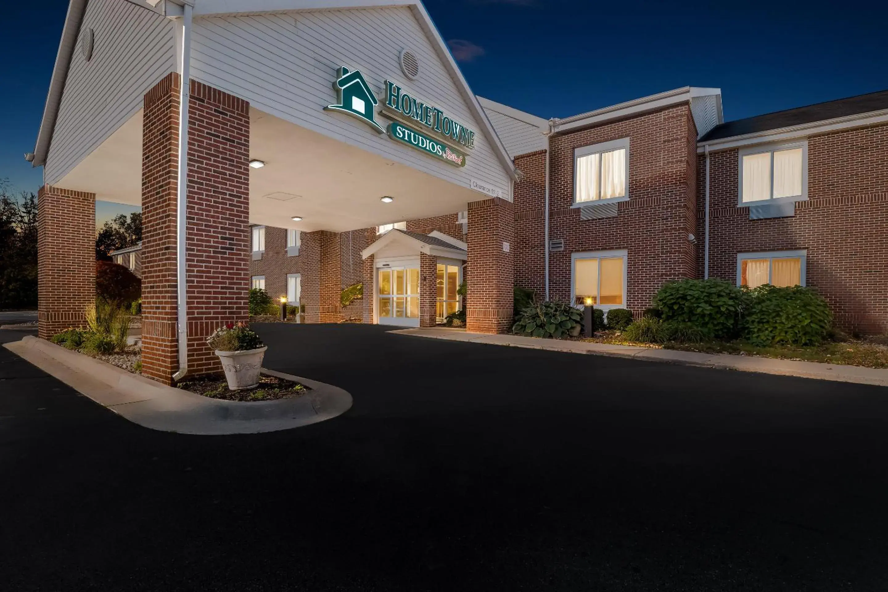 Property building in HomeTowne Studios by Red Roof East Lansing - Okemos Property building in HomeTowne Studios by Red Roof East Lansing - Okemos