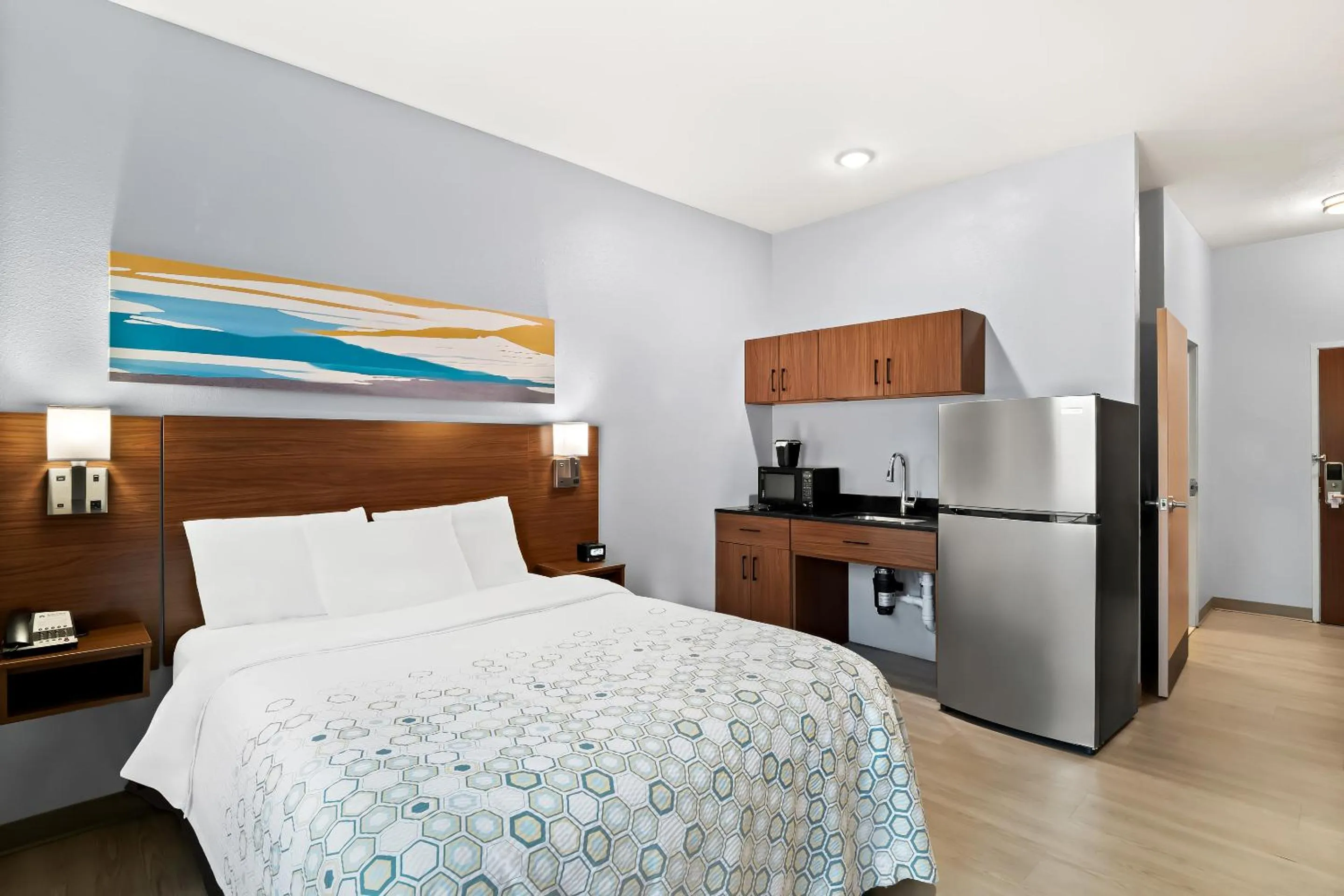 Photo of the whole room, Bed in HomeTowne Studios by Red Roof East Lansing - Okemos