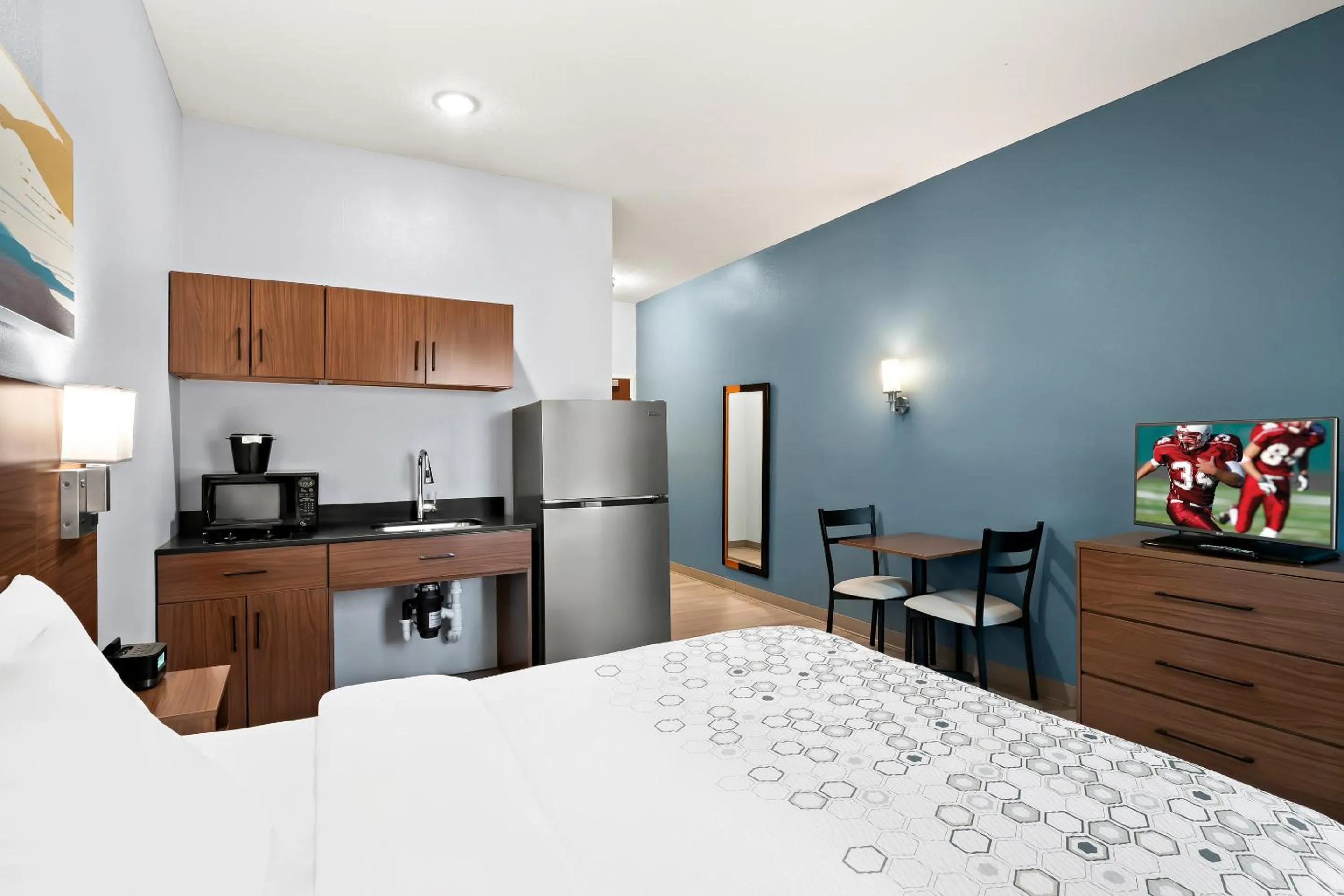 Photo of the whole room, Bed in HomeTowne Studios by Red Roof East Lansing - Okemos