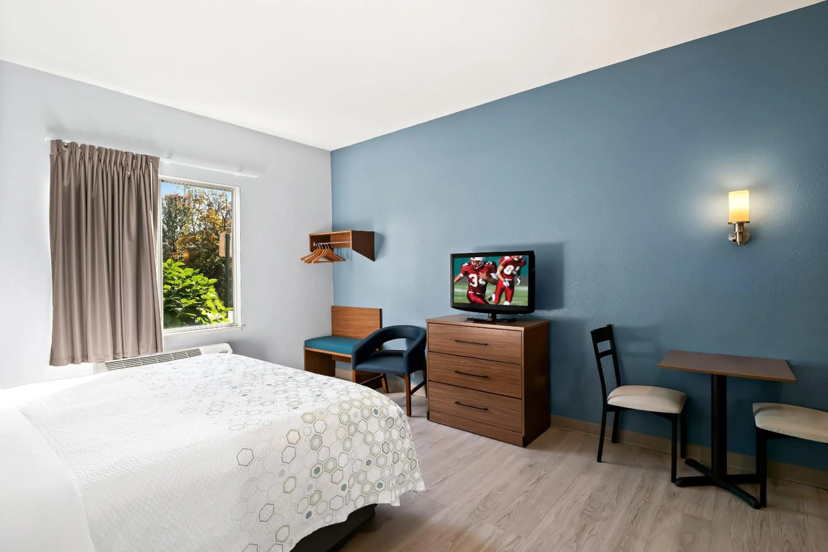 Photo of the whole room, Bed in HomeTowne Studios by Red Roof East Lansing - Okemos