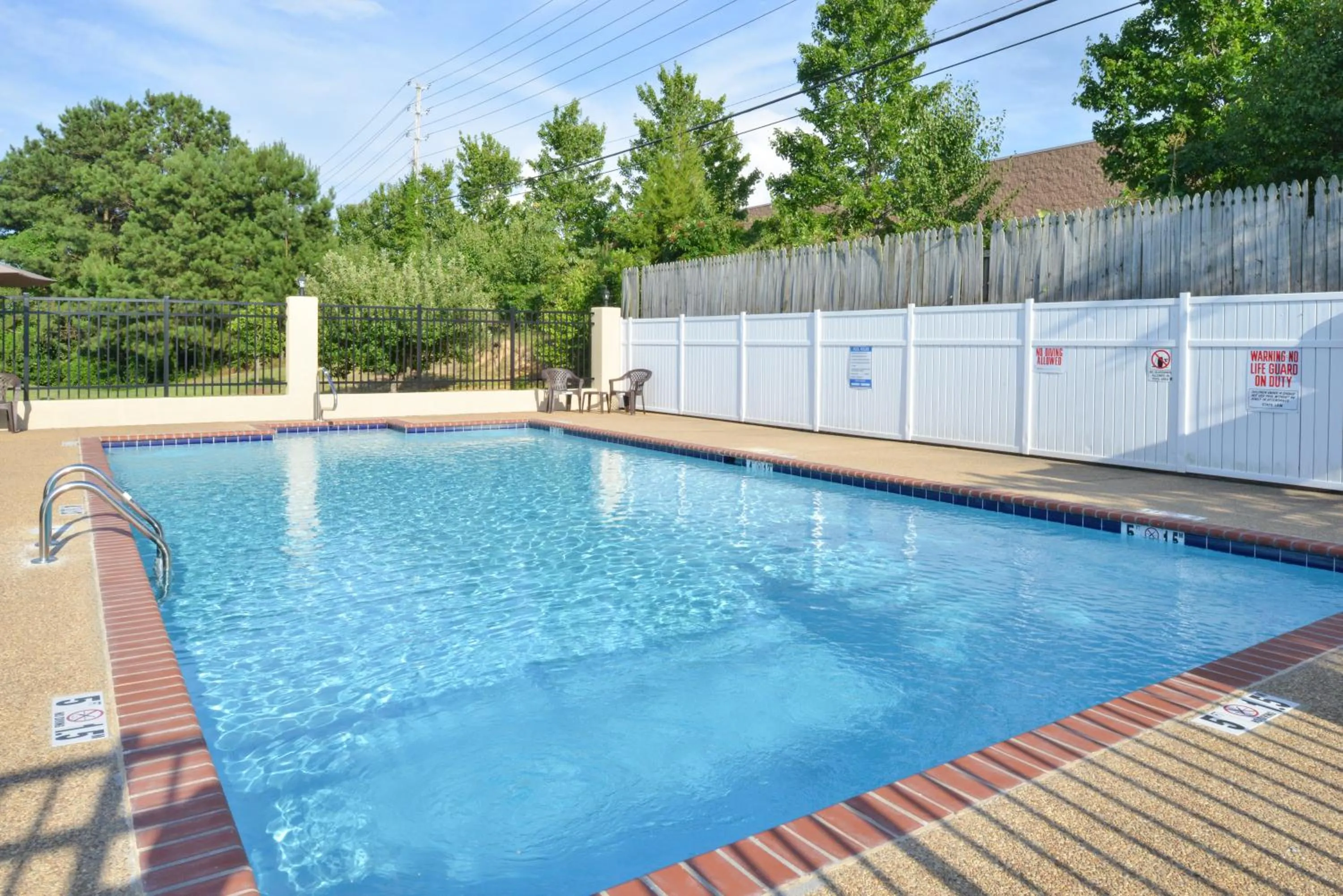 Swimming pool in Americas Best Value Inn Tupelo Barnes Crossing