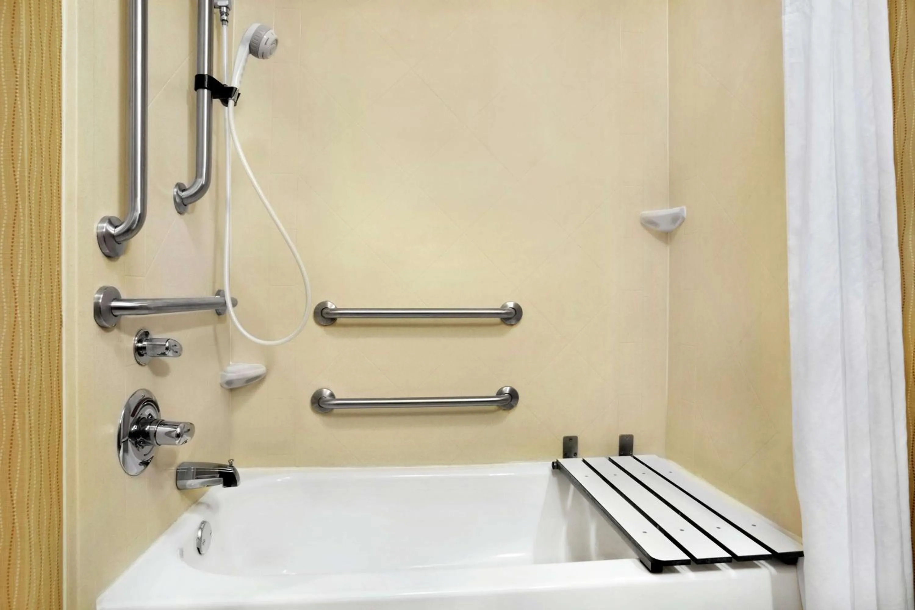 Bathroom in Hampton Inn Shawnee