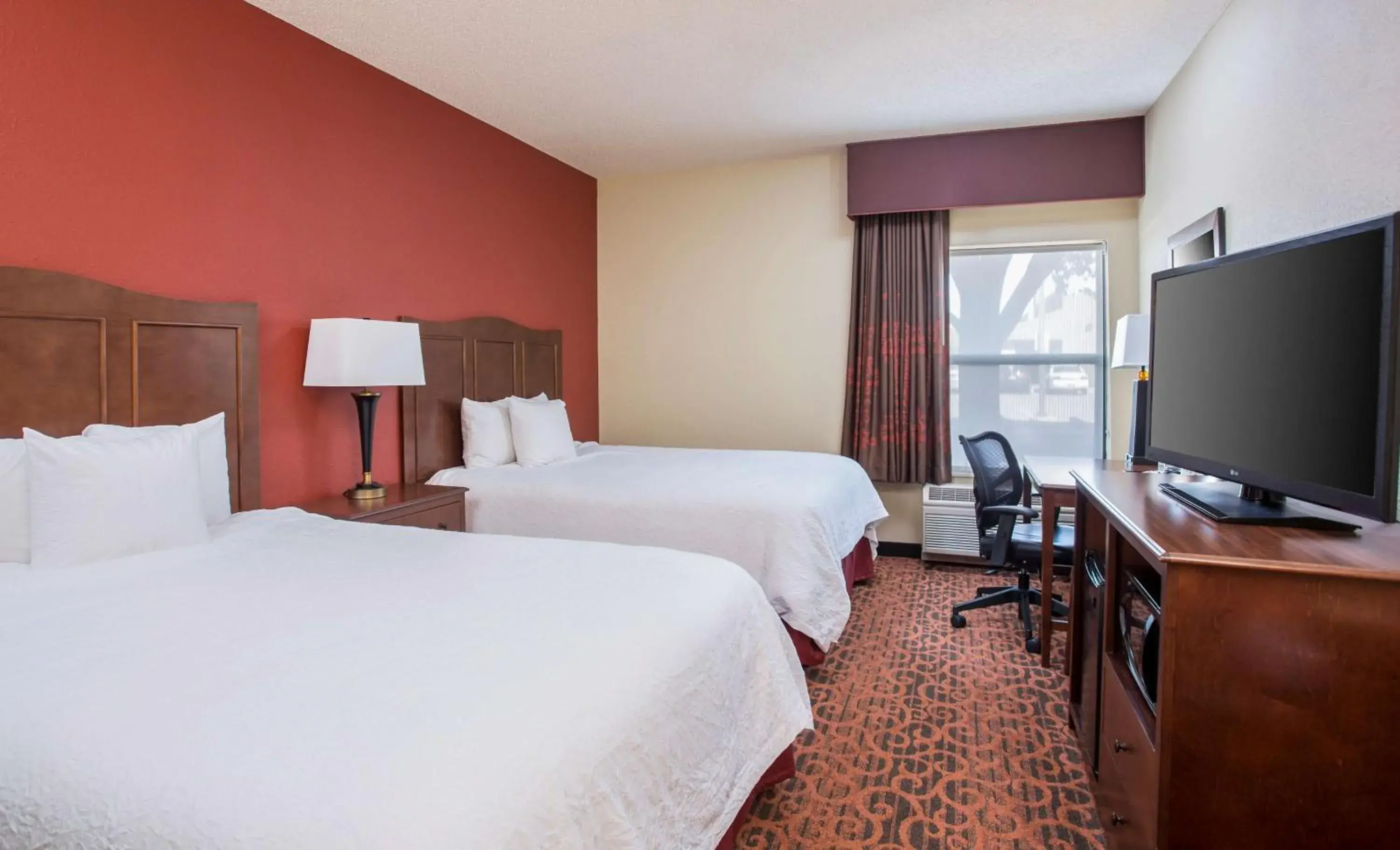 Bed in Hampton Inn Shawnee Bed in Hampton Inn Shawnee