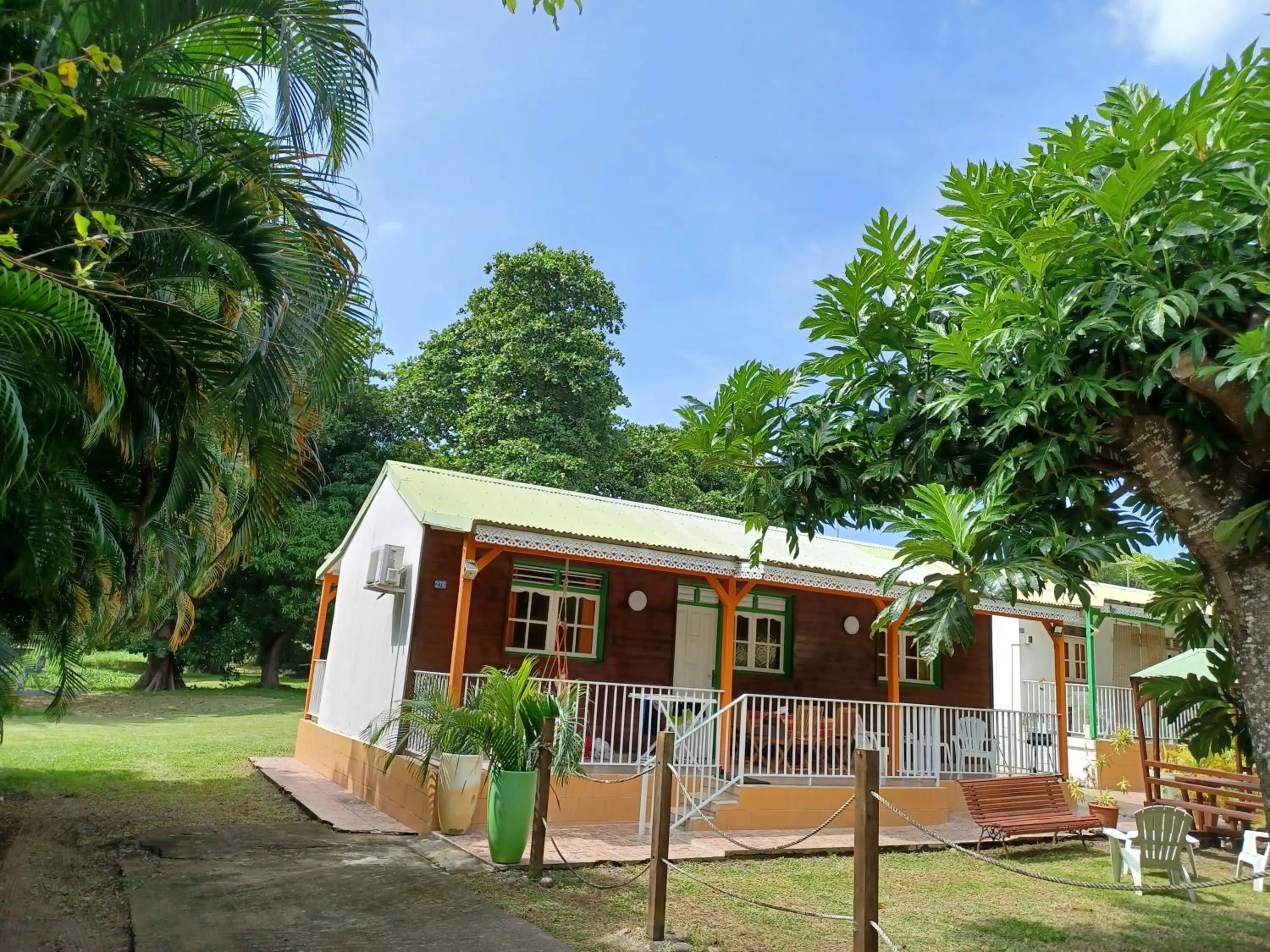 Property building in Bungalow PAPAYE