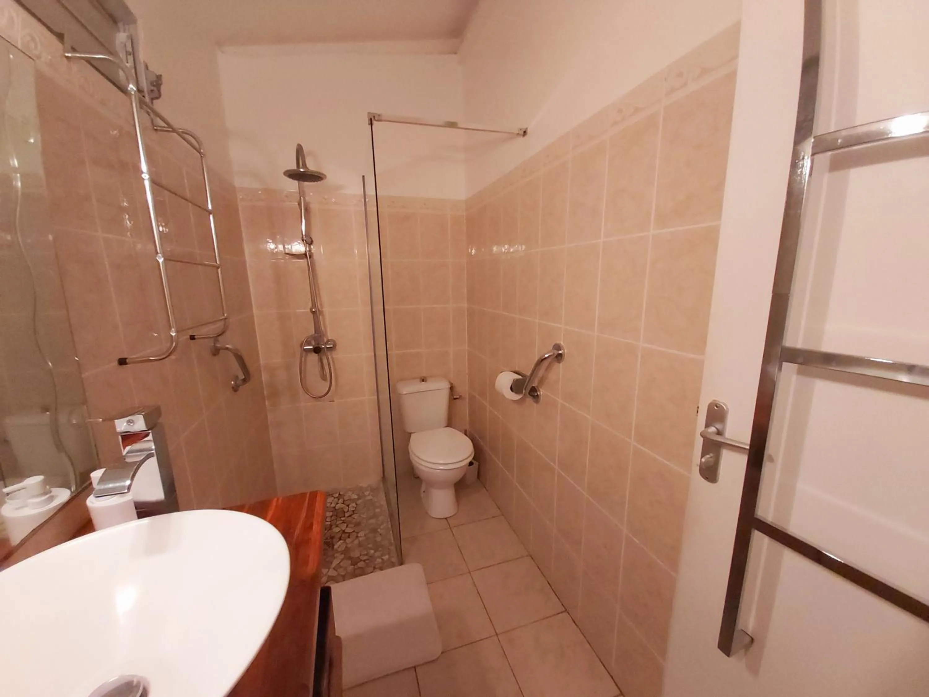 Shower in Bungalow PAPAYE