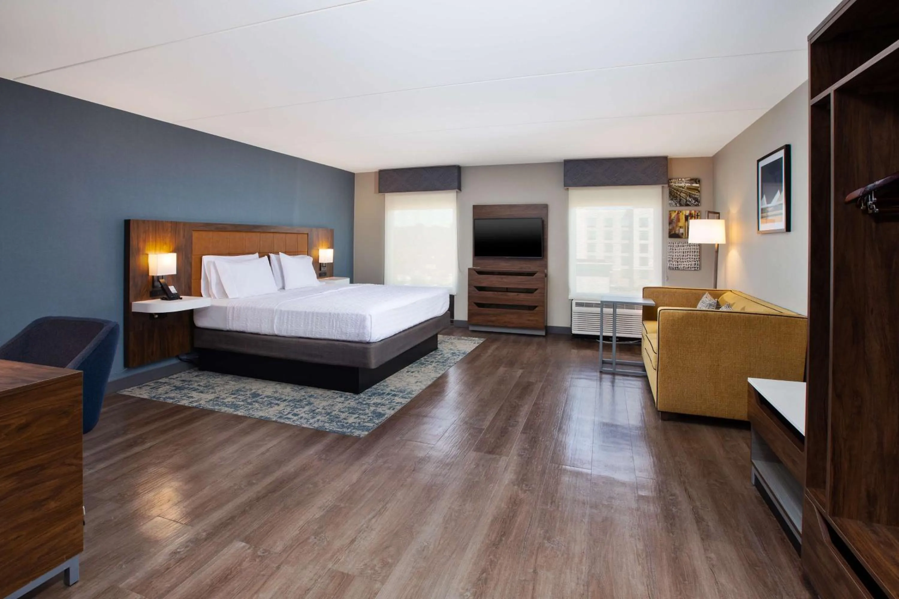 Living room, Bed in Hampton Inn & Suites Spartanburg-I-26-Westgate Mall