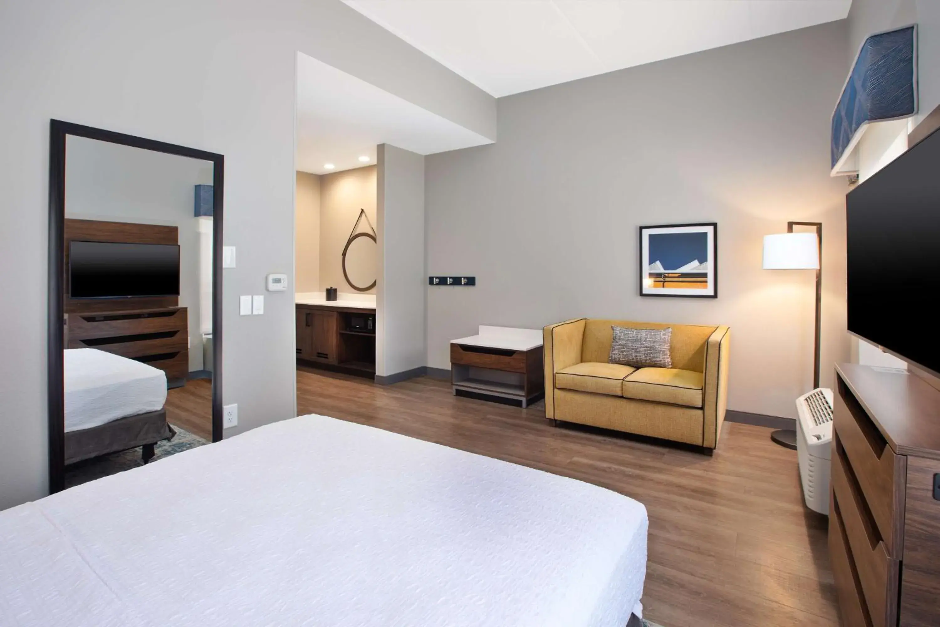 Bed in Hampton Inn & Suites Spartanburg-I-26-Westgate Mall Bed in Hampton Inn & Suites Spartanburg-I-26-Westgate Mall