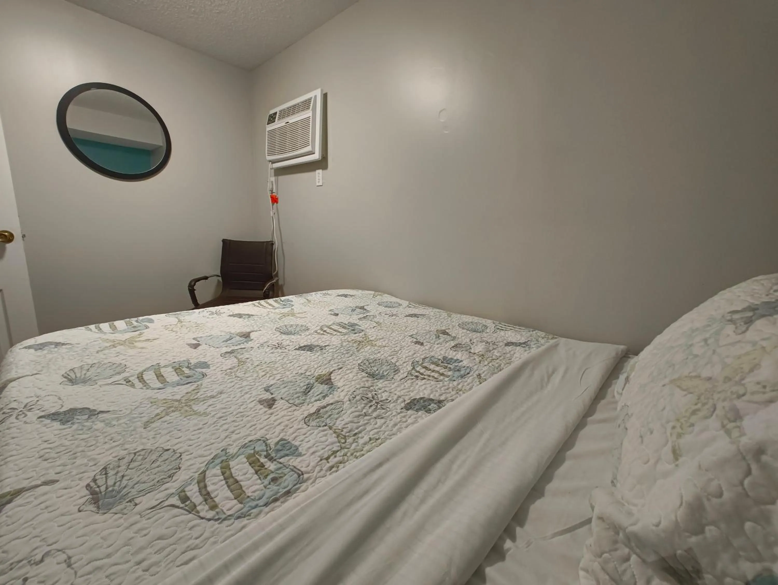 Photo of the whole room, Bed in Sand Dollar Motel