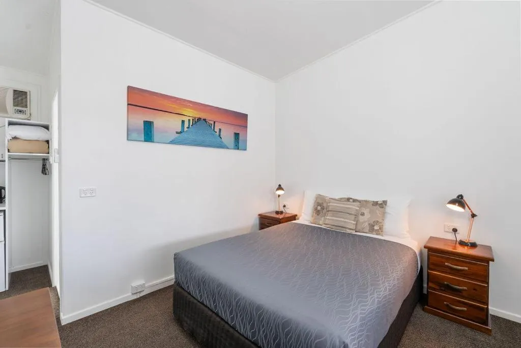 Photo of the whole room, Bed in Royal Motel Tenterfield
