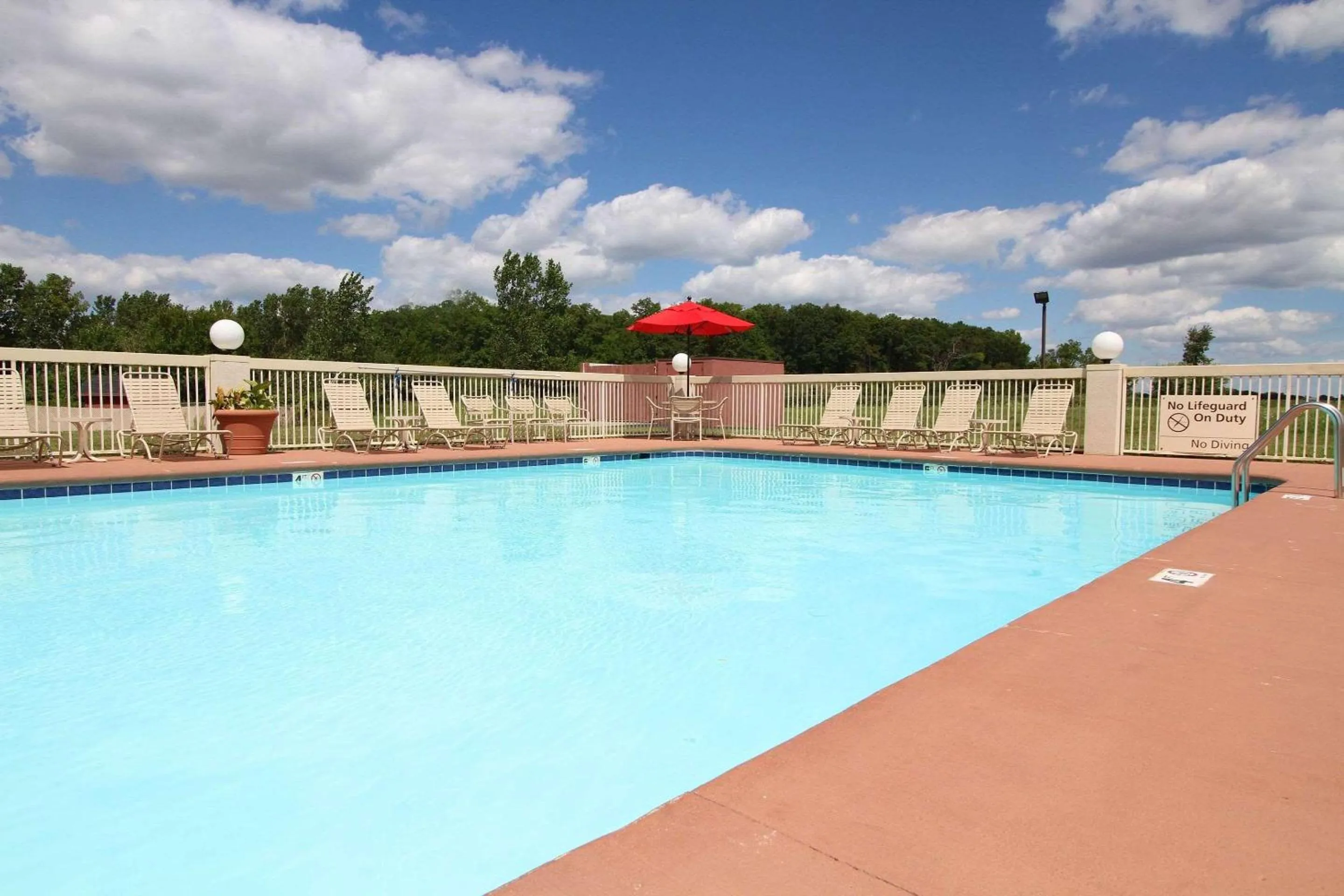Swimming pool in Country Inn & Suites by Radisson, Sandusky South, OH