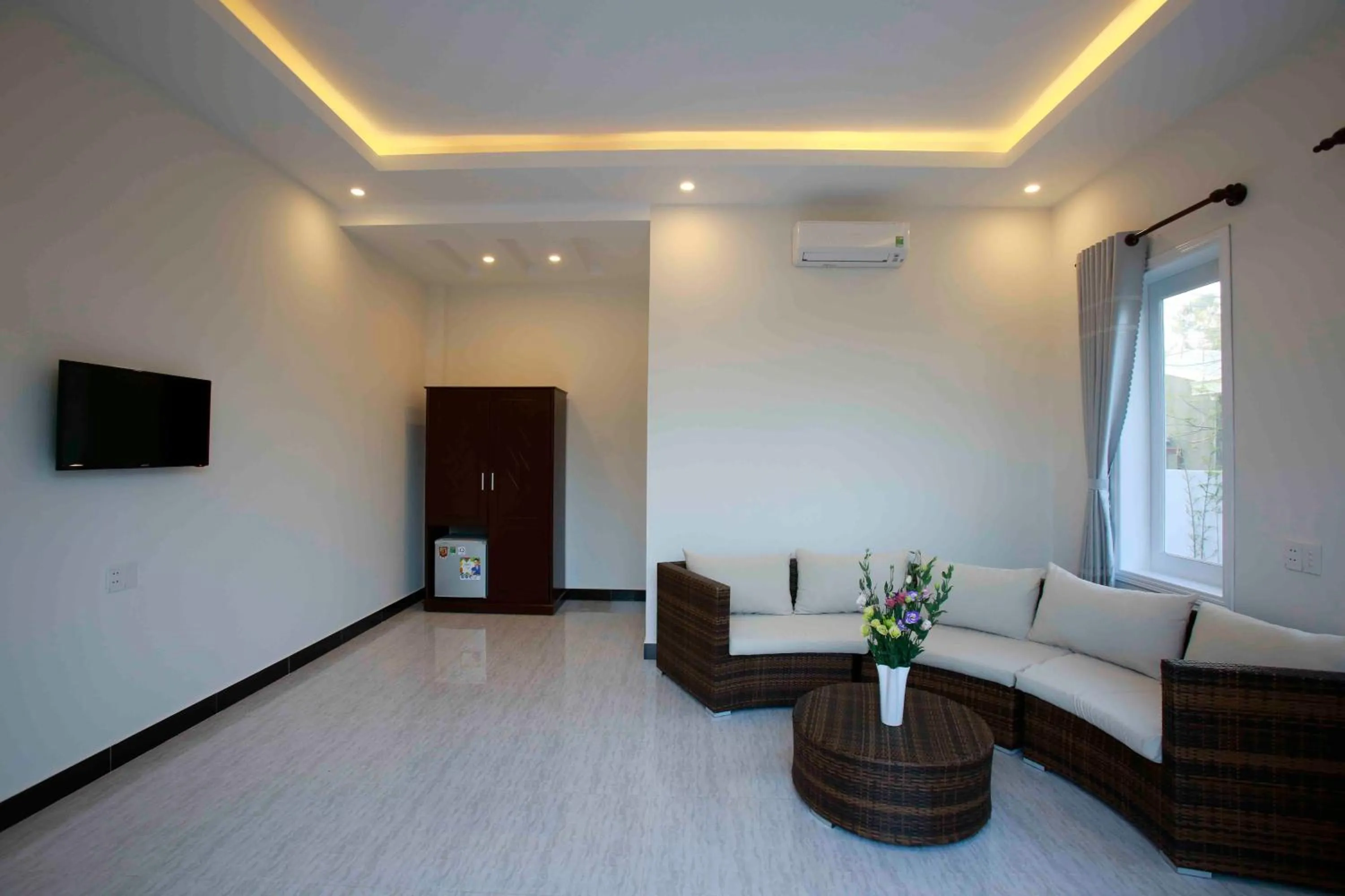 Communal lounge/ TV room in Basil Homestay