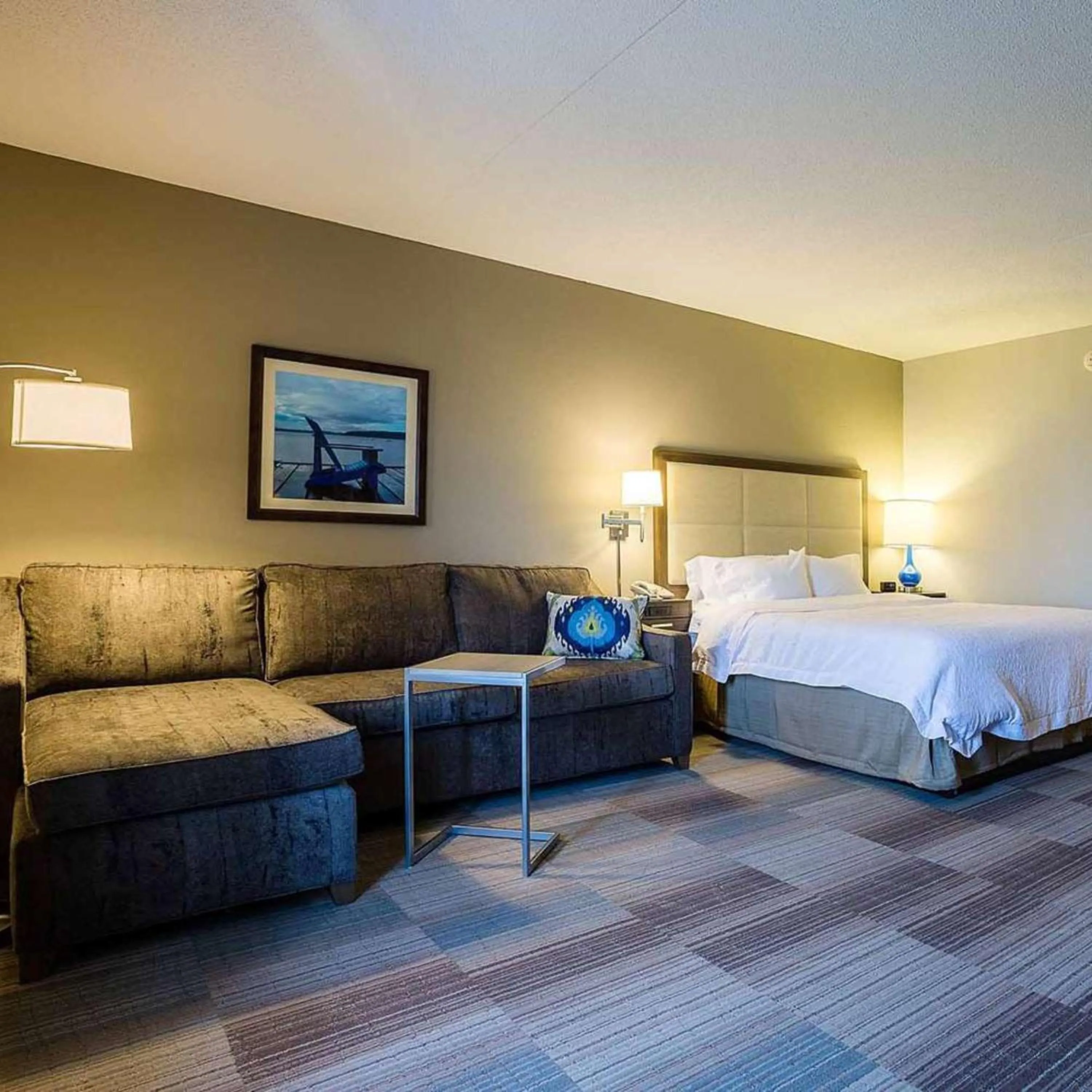 Living room, Bed in Hampton Inn Somerset