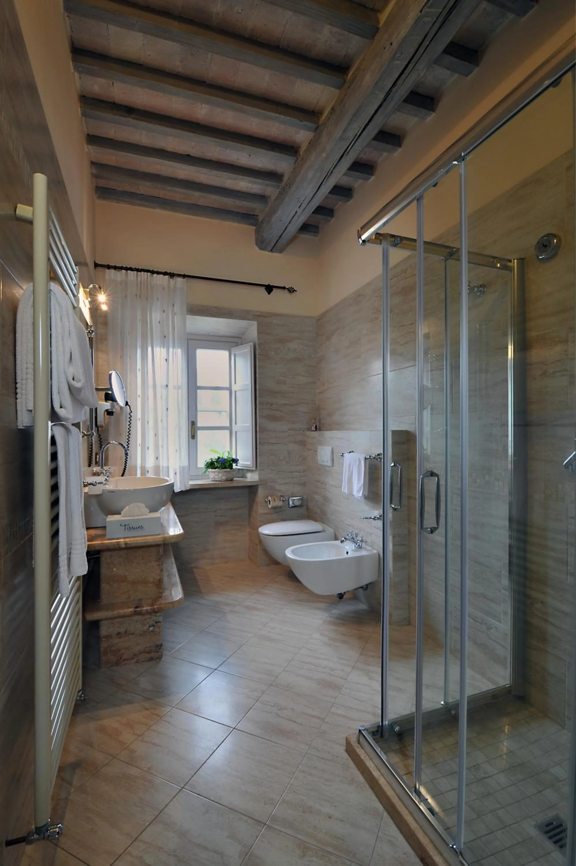 Shower in Agriturismo La Sovana