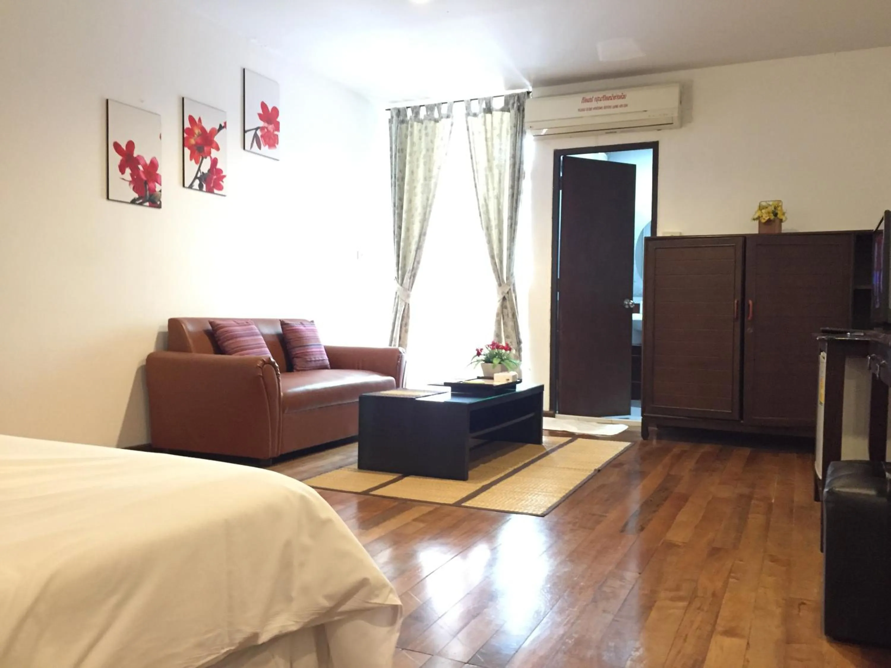 Living room, Bed in Nawaporn Place
