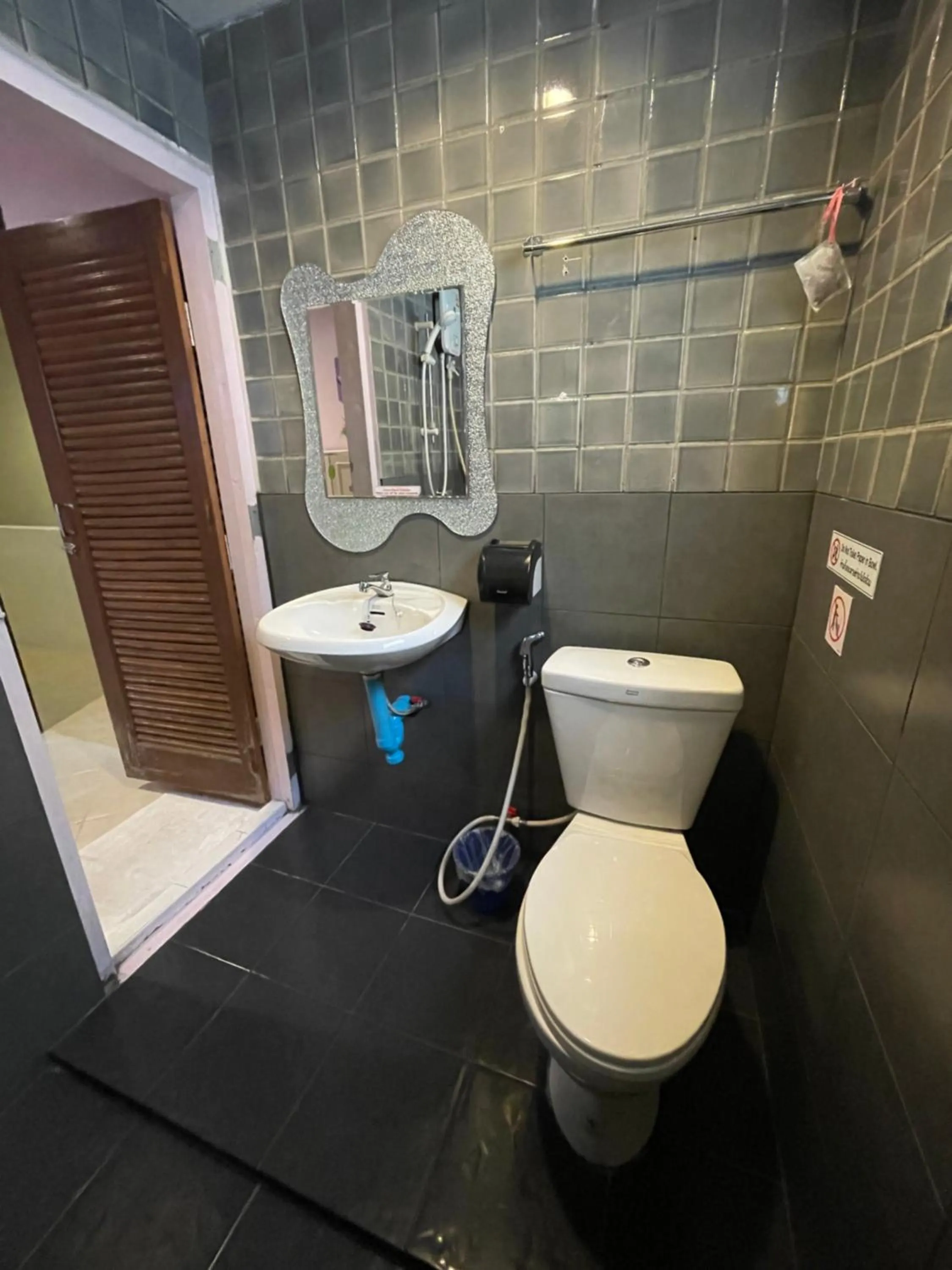 Toilet in Nawaporn Place