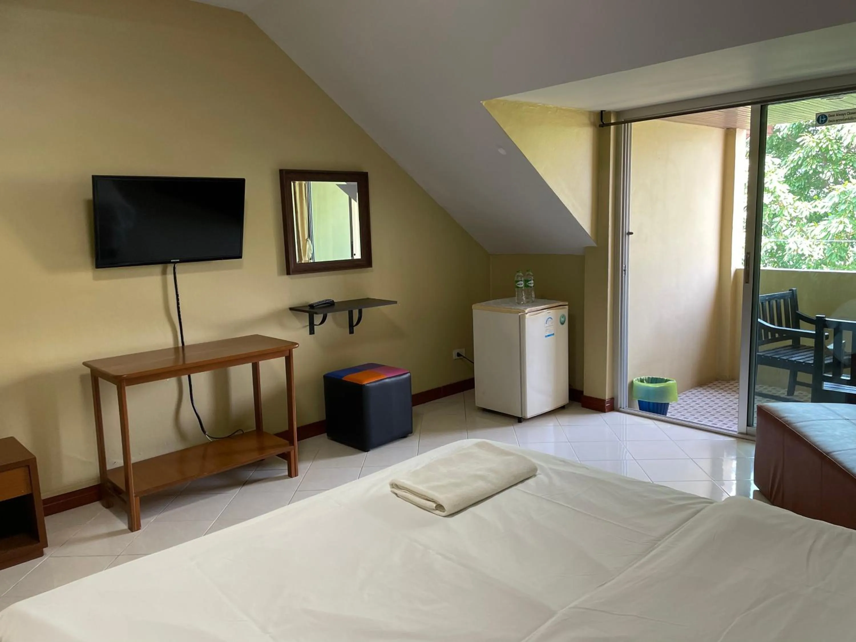 Photo of the whole room, Bed in Nawaporn Place